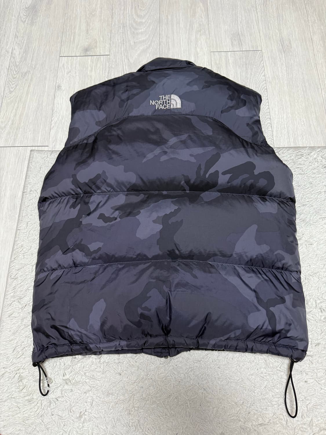 (L)노스페이스 중앙로고 센터로고 패딩 조끼 블랙카모 상품이미지1