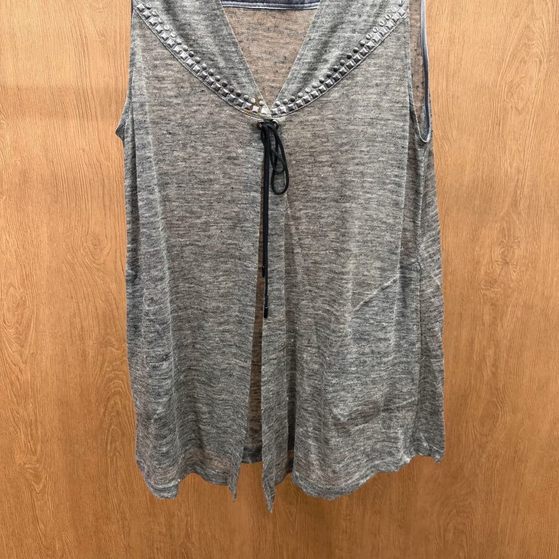 발망 슬리브리스 가디건 오픈형 스트랩 클로징 사이드 포켓 디테일 그레이 상품이미지5