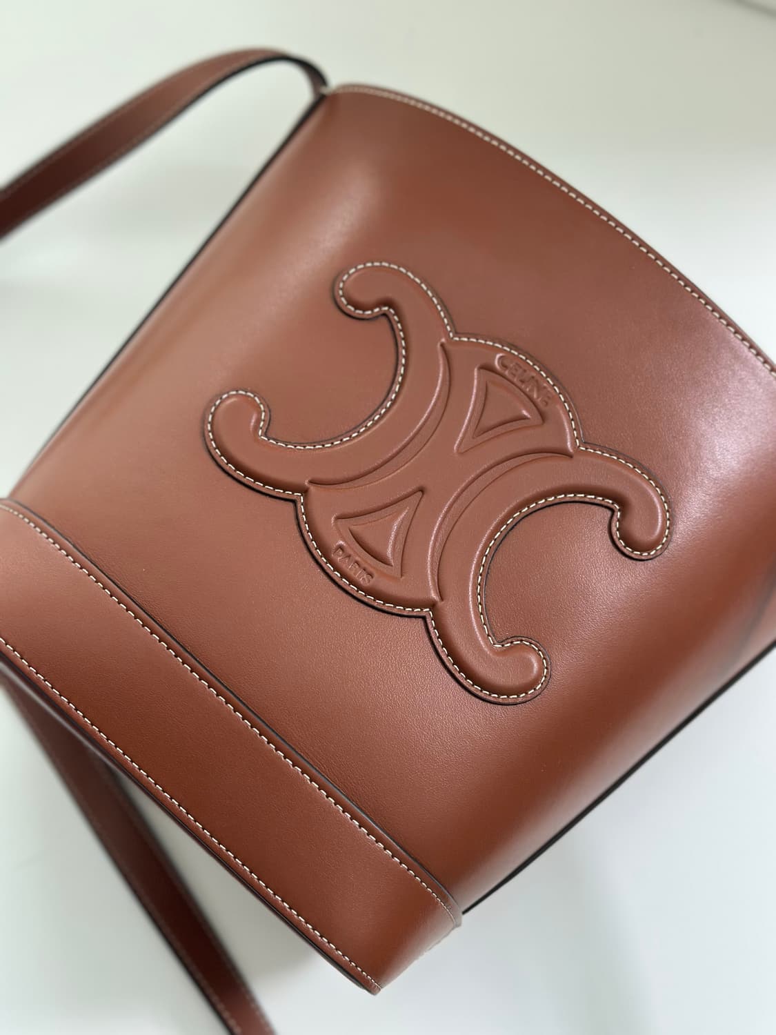 셀린느 트리오페 스몰 스무스 카프스킨 버킷백 상품이미지3