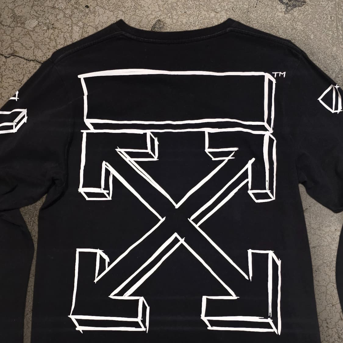 오프화이트 드로잉 스타일의 그래픽 긴팔 티셔츠 상품이미지5