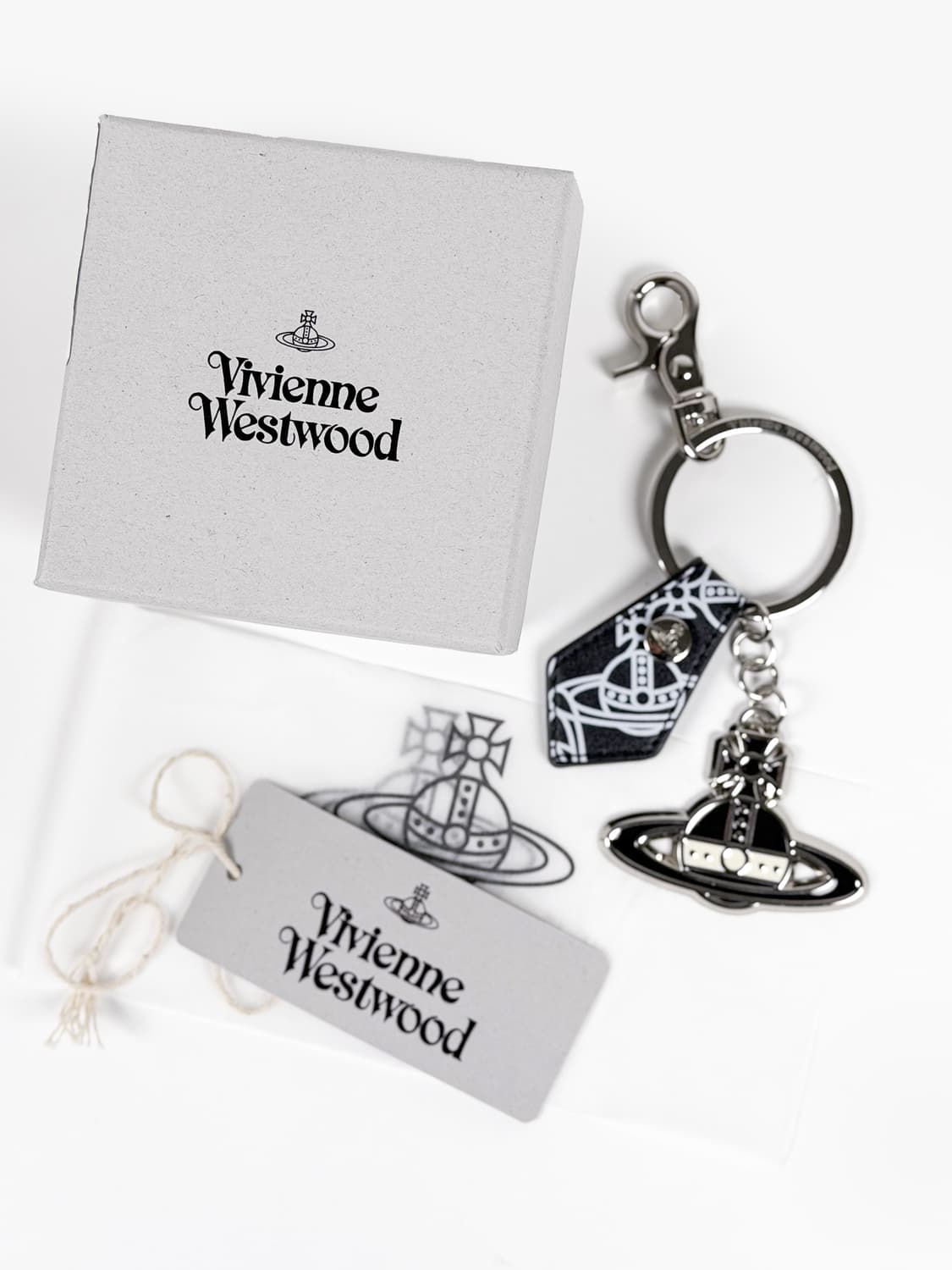 비비안웨스트우드 레더 메탈릭 블랙 앤 화이트 키링 상품이미지2