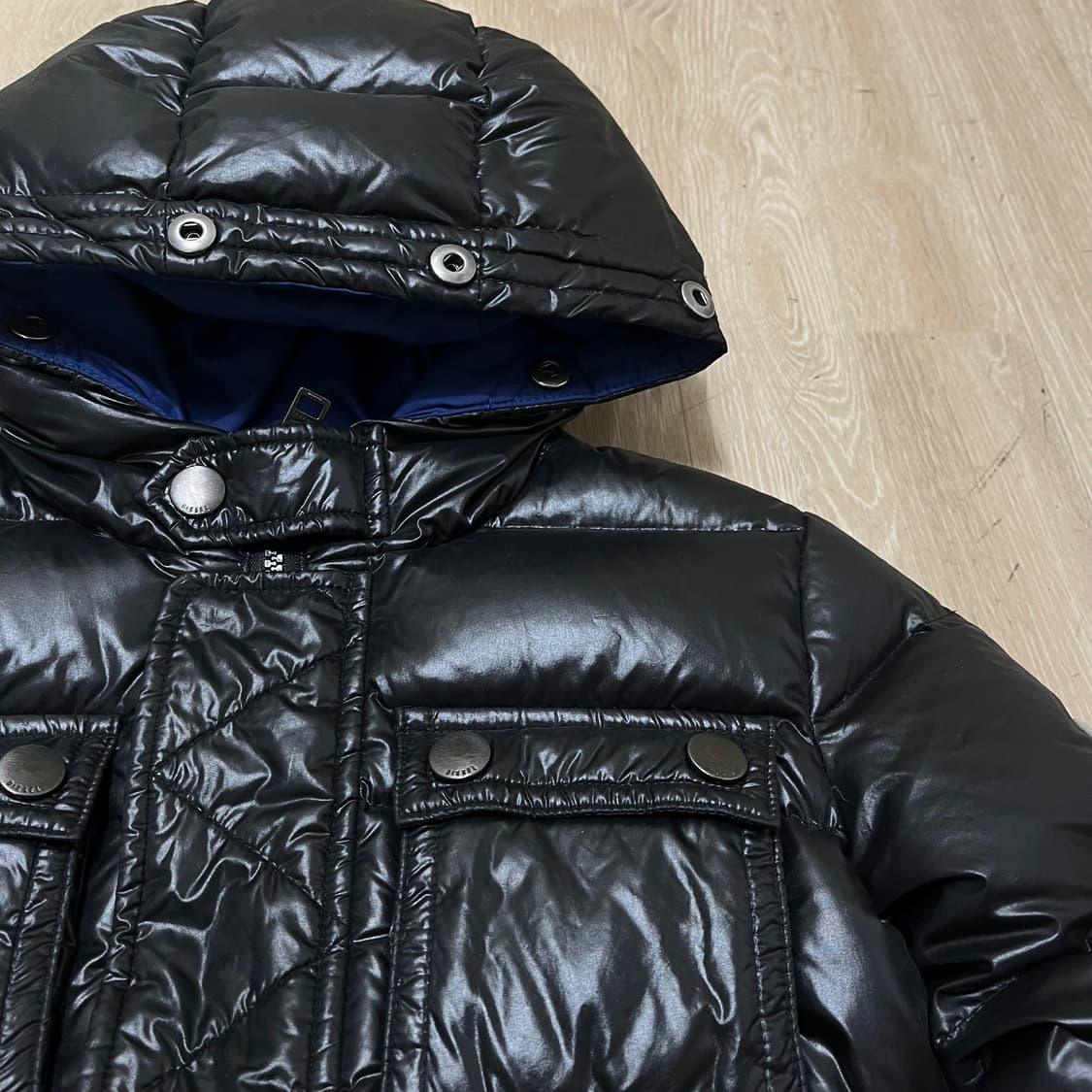 디젤 키즈 와펜 다운 후드패딩 점퍼 유광 블랙 6세 상품이미지3