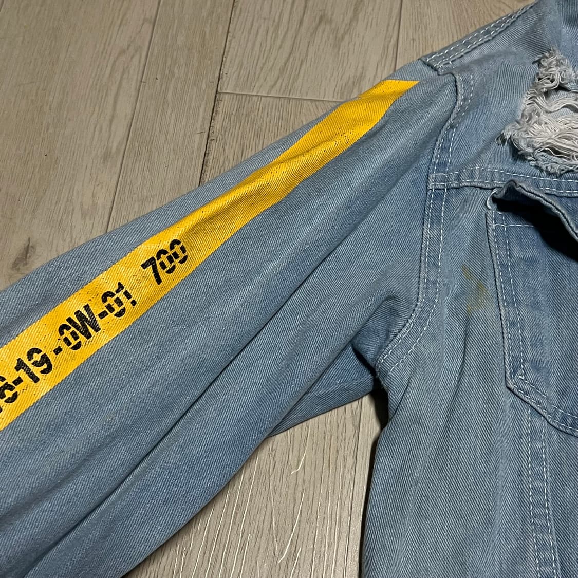 오프화이트 19 FW 애로우 빅 프린팅 데님 청자켓 [연청] L/100 상품이미지5