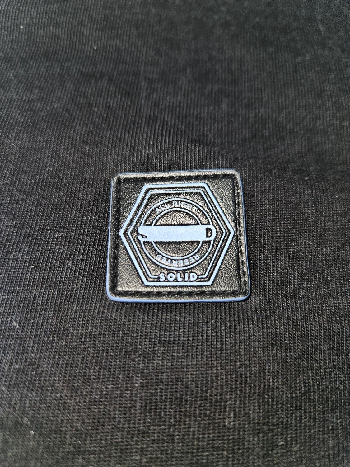 솔리드옴므 가죽패치 프린팅 긴팔티셔츠 롱슬리브 블랙 48 우영미 타임옴므 상품이미지2