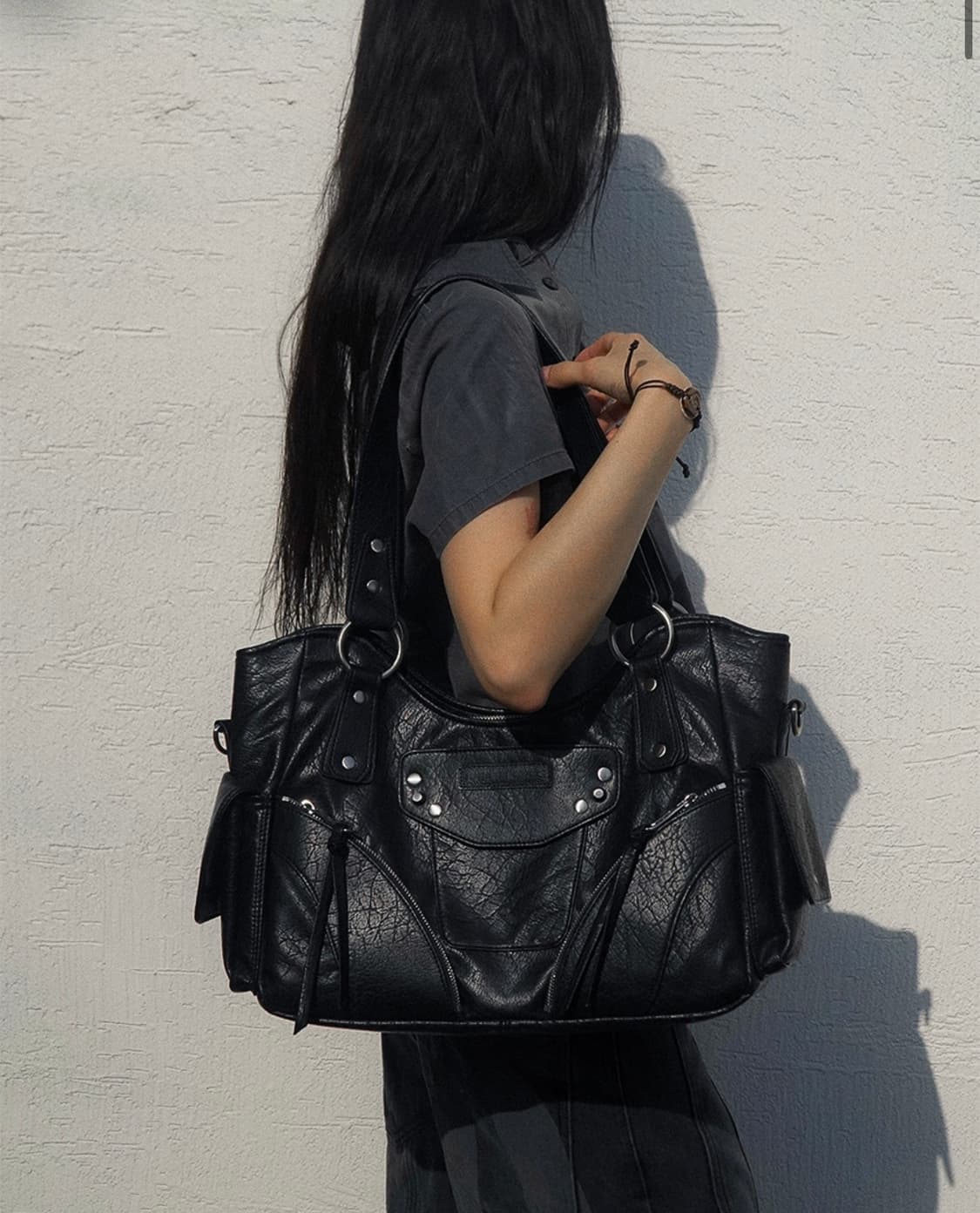 이우가마카라스 스터디드 레더 숄더백 블랙 상품이미지3