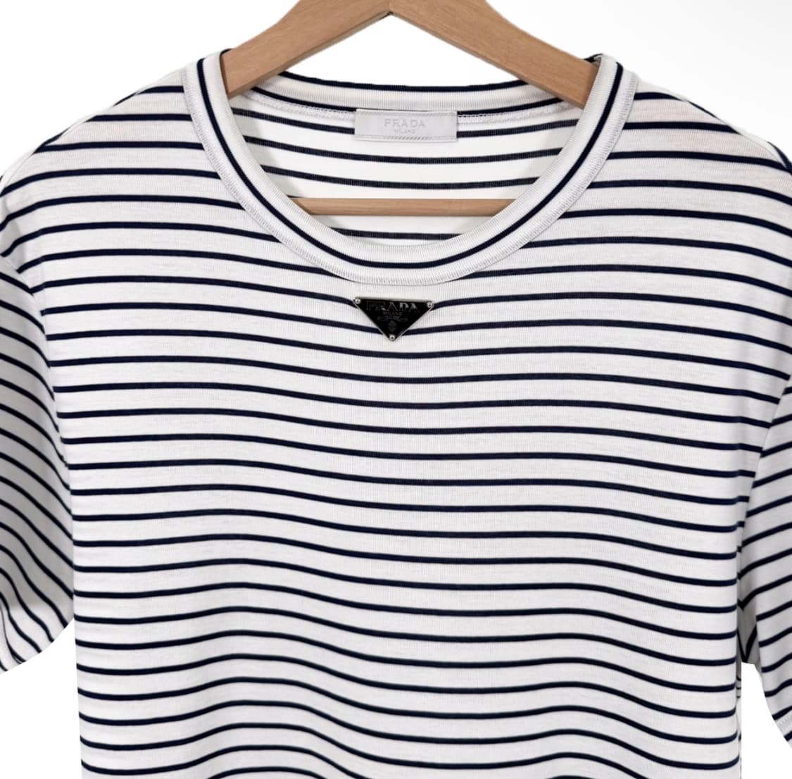 [XL] 프라다 여성 삼각로고 스트라이프 반팔 티셔츠 화이트 UJN824 상품이미지4