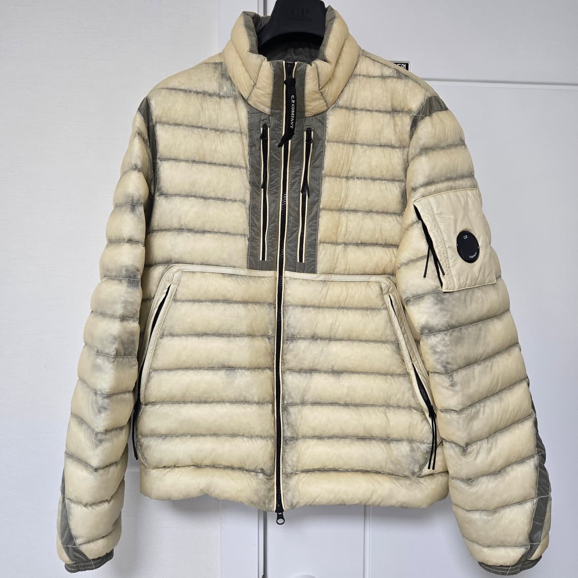 [M] CP컴퍼니 25FW DD쉘 미디엄 다운 자켓 피스타치오 쉘 베이지 상품이미지1