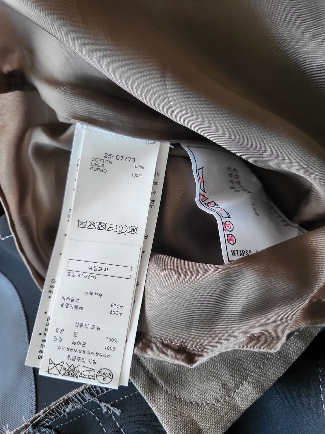 Sacai x WTAPS Cotton Back Satin Shorts
 상품이미지7