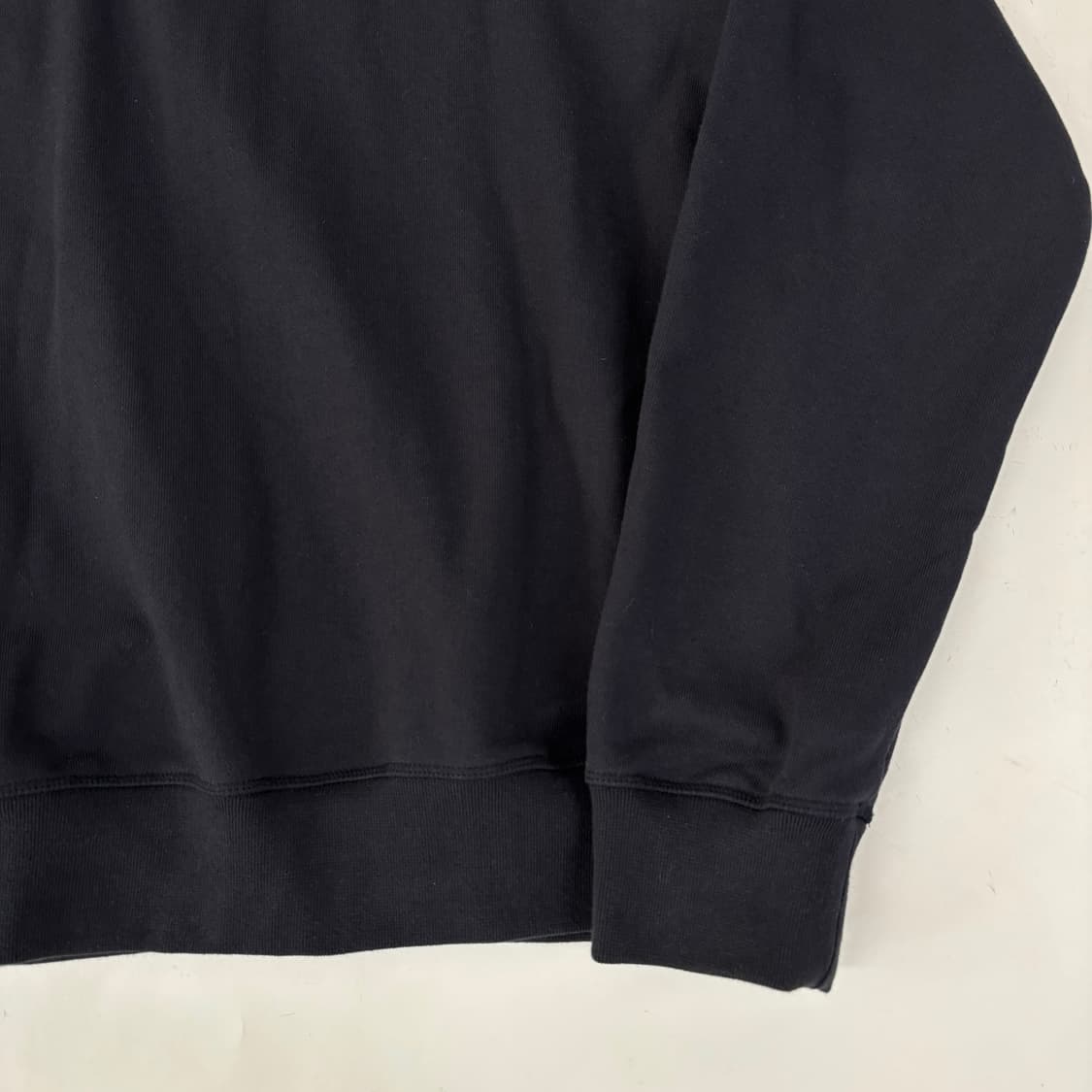 우영미 스퀘어 로고 맨투맨 상품이미지3