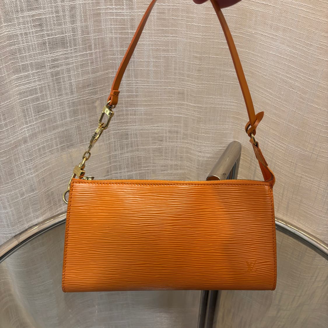 정품 루이비통 에삐 포쉐트 악세수아 파우치 숄더백     상품이미지2