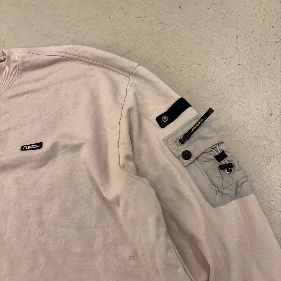 내셔널지오그래픽 암 포켓 맨투맨 상품이미지2