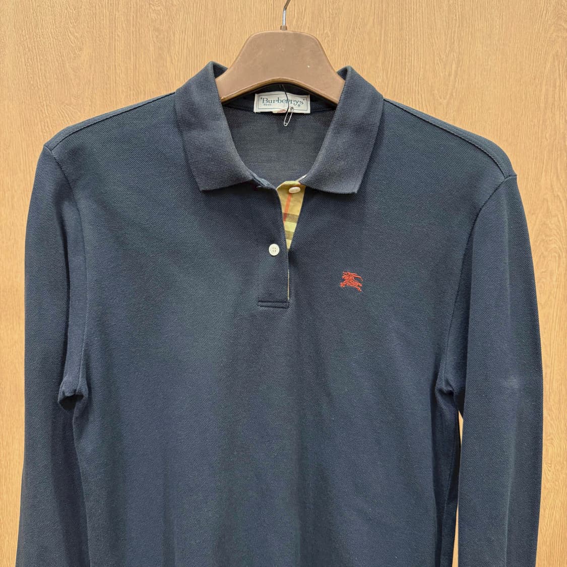 버버리 긴팔 카라 폴로티 노바체크 넥라인 포인트 디테일 레귤러핏 네이비 상품이미지4