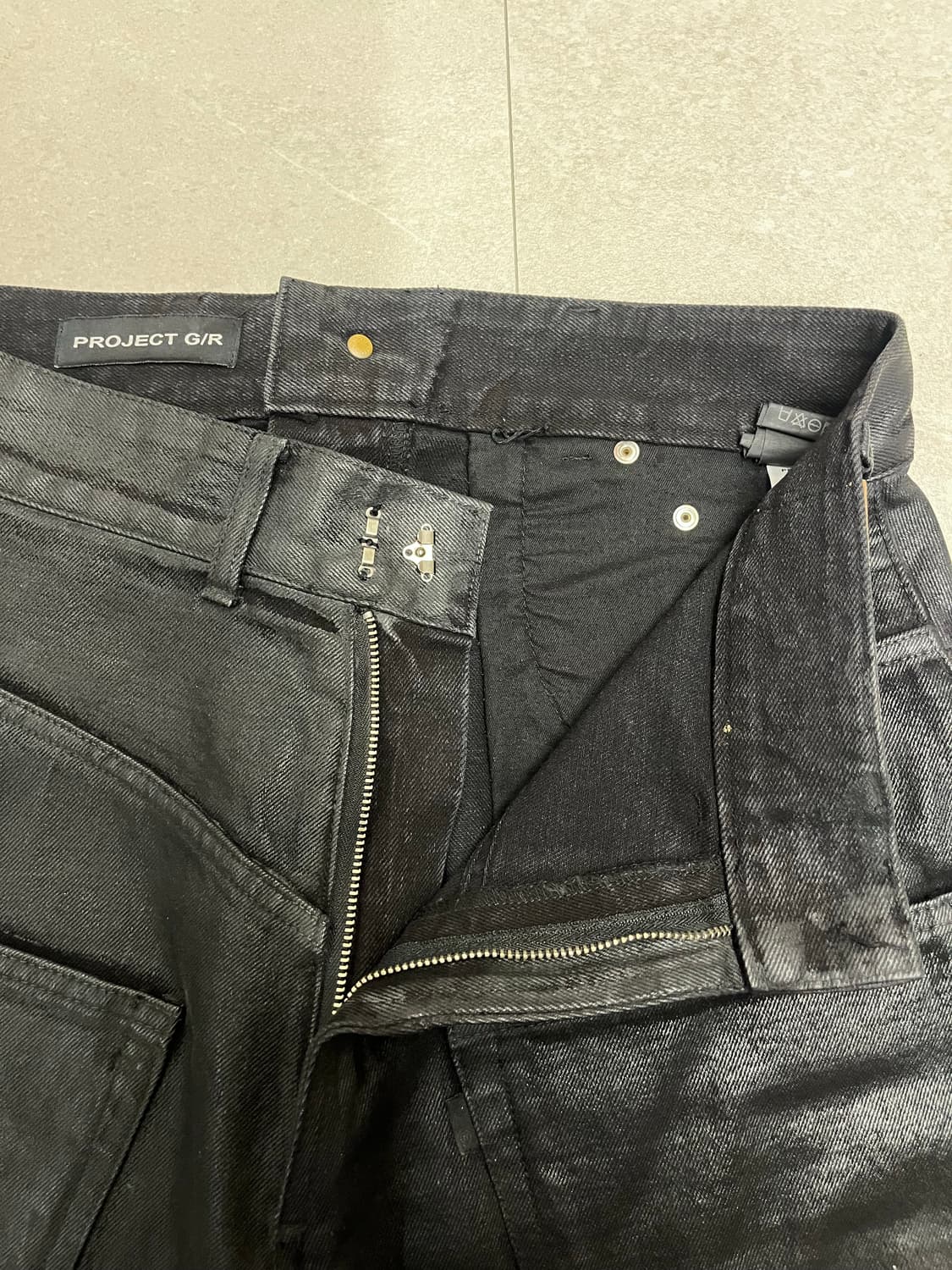 프로젝트 gr 코티드 백워드 데님 팬츠 블랙 상품이미지4