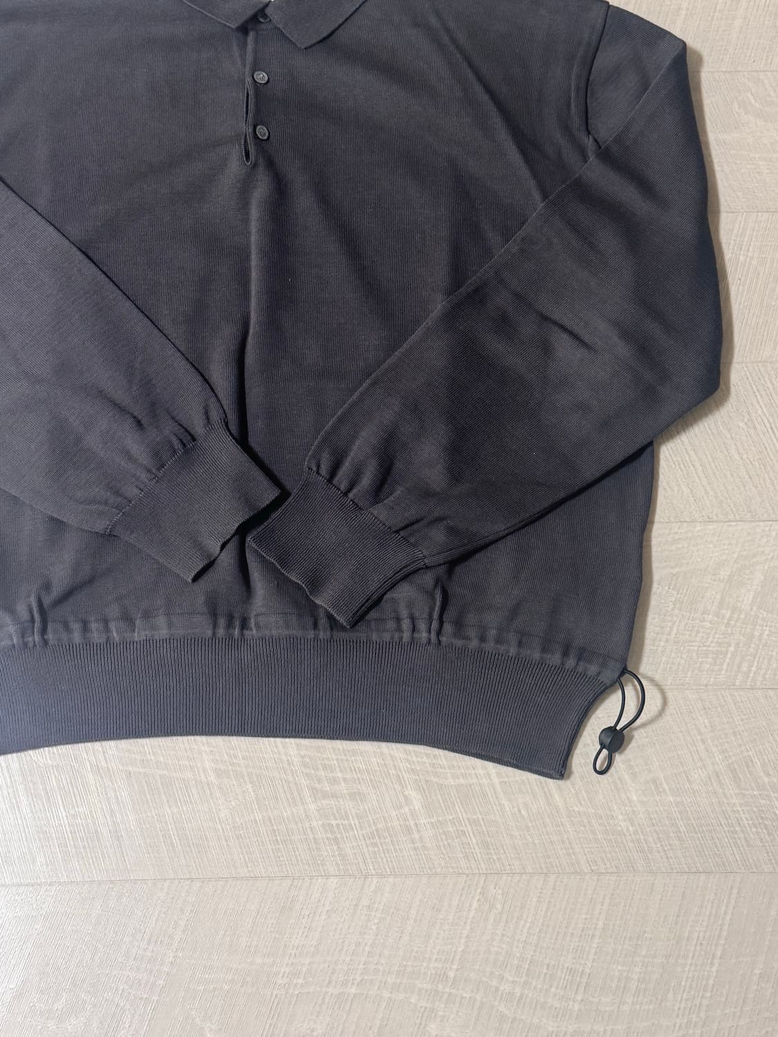 플라스틱프로덕트 스트링 카라 니트 차콜 L 상품이미지3