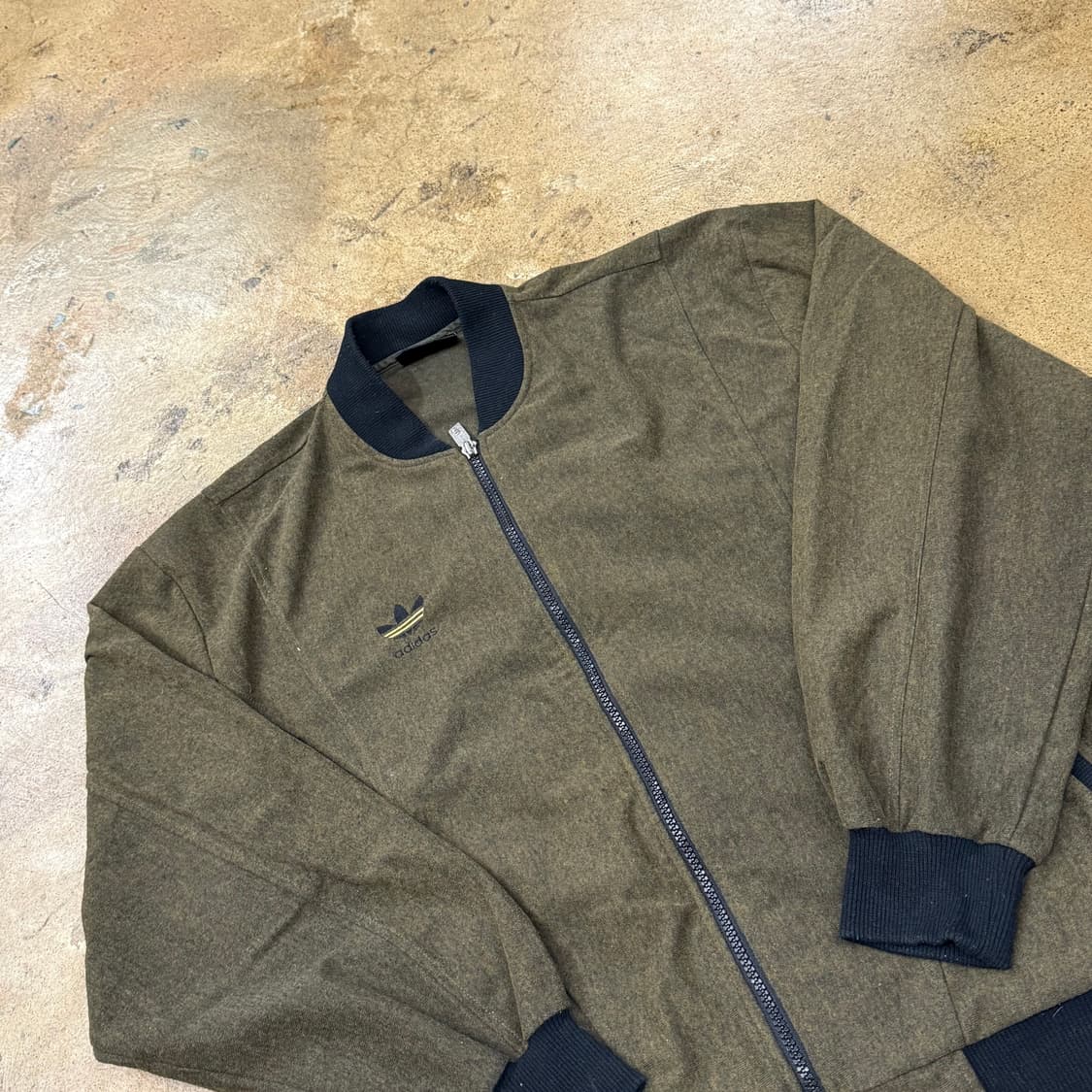 아디다스 카키 자켓  상품이미지1