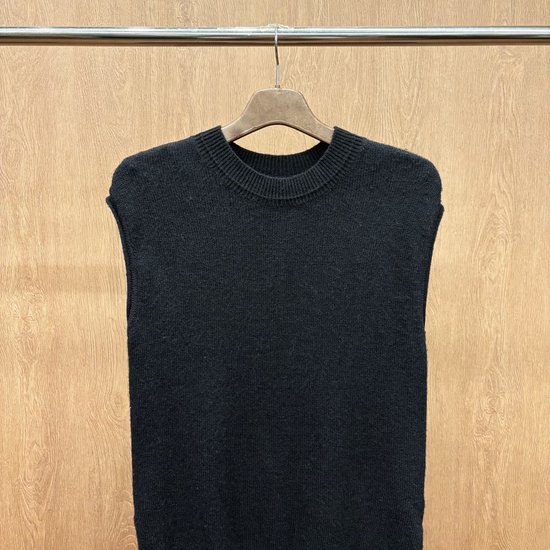 빔즈 하트 라운드넥 민소매 니트 베스트 골지 마감 디테일 블랙 상품이미지4