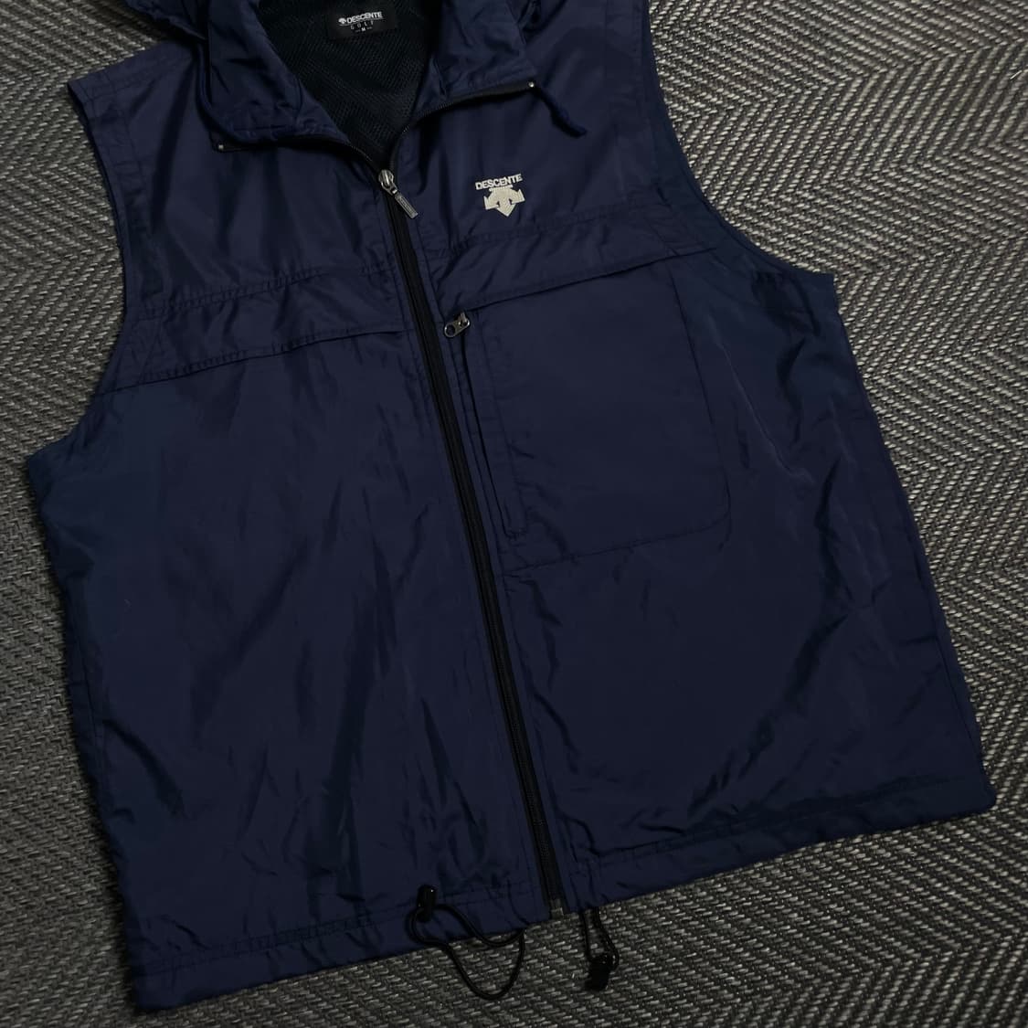 데상트 포켓 나일론 테크니컬 후드 베스트y 4776 상품이미지3