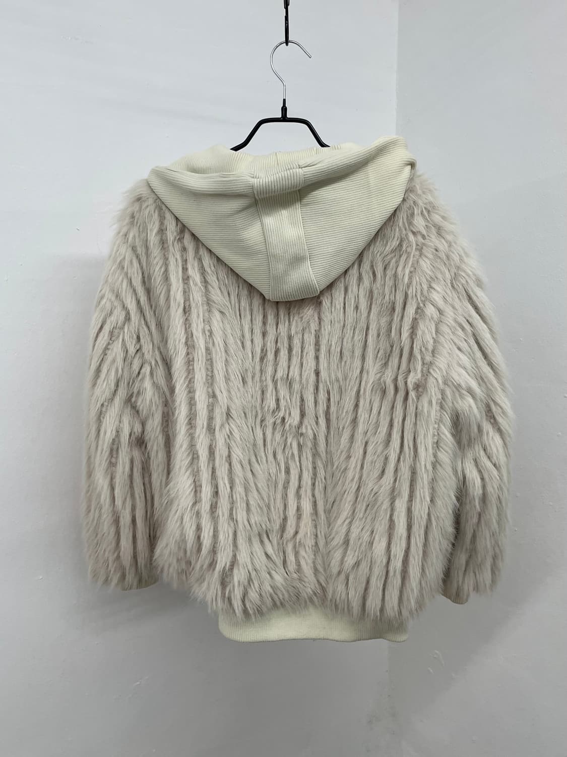 아이보리 헤어리 후드 퍼자켓 상품이미지4