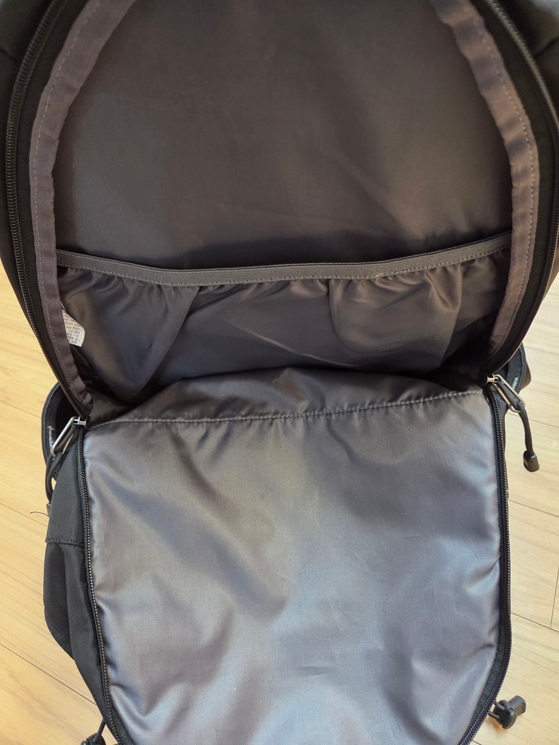 16L 용량의 노스페이스 백팩입니다. 무난한 블랙 색상이라 어느 옷에나  상품이미지3
