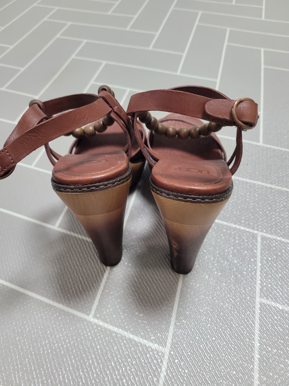 새상품) UGG 어그 누드 태닝 우드 스트랩 힐 슈즈 245 상품이미지4