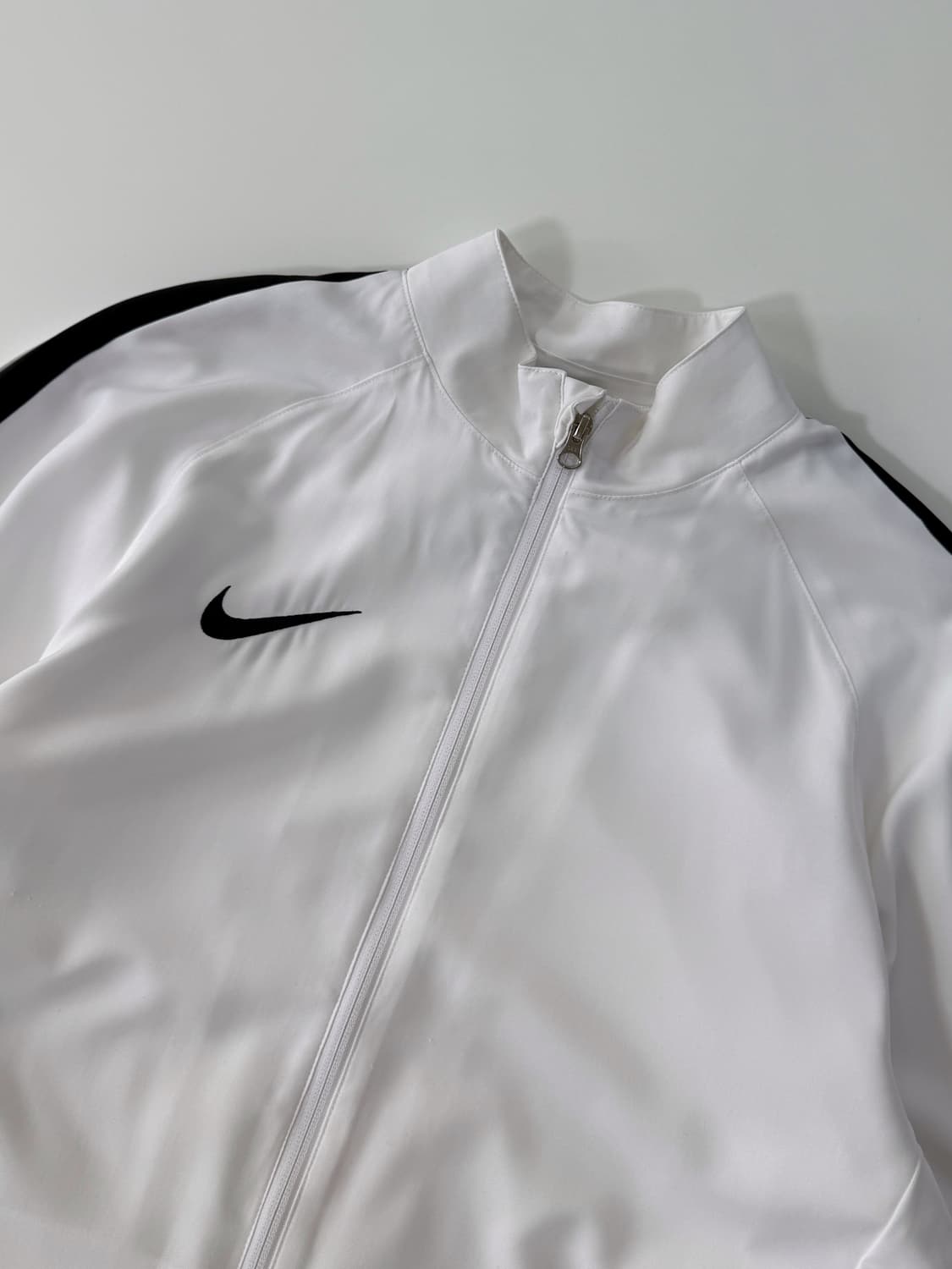 나이키 루즈핏 미니멀 화이트 스우시 트랙 바람막이 자켓  상품이미지3
