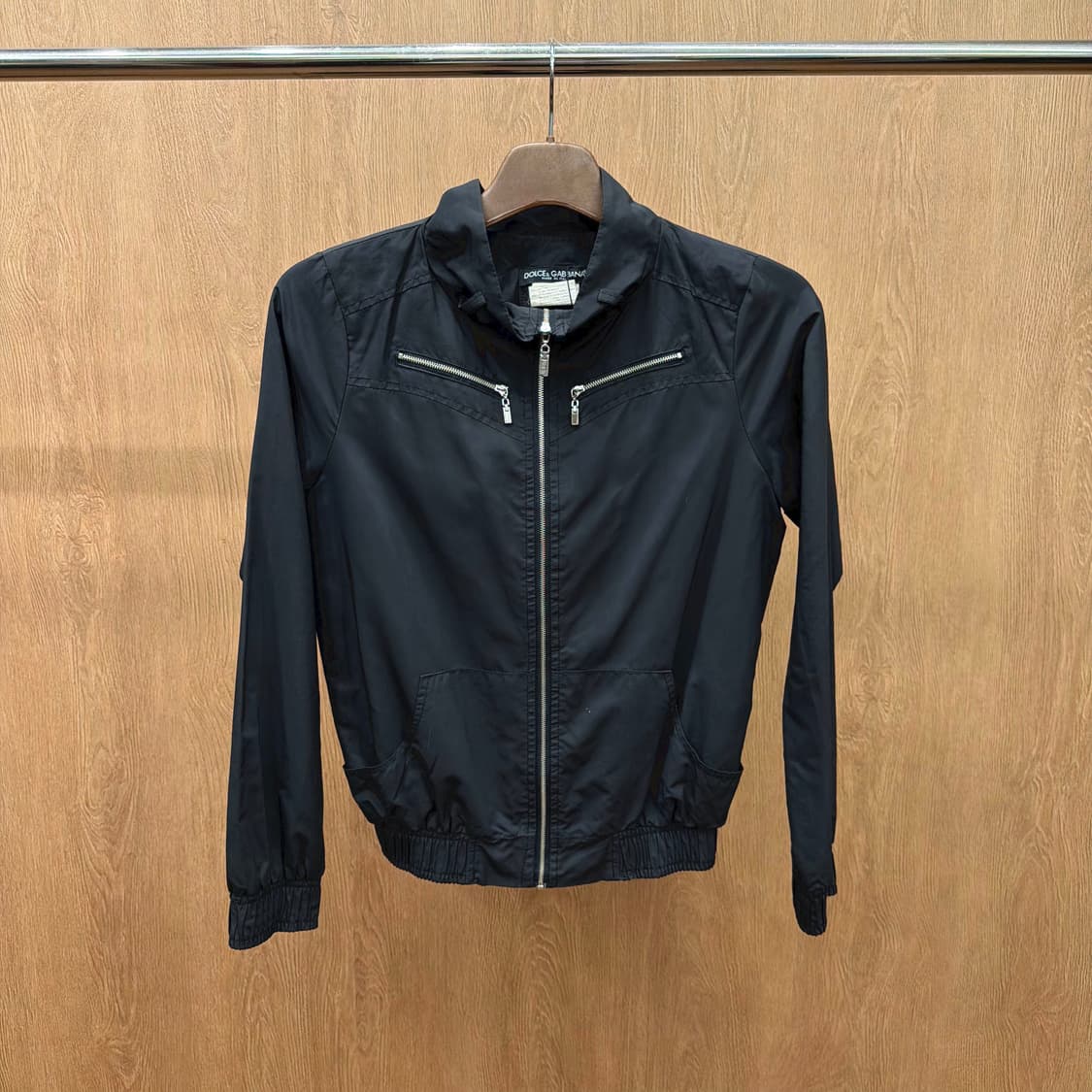 돌체앤가바나 나일론 자켓 하이넥 실버 로고 패치 밴딩 밑단 디테일 블랙 상품이미지2