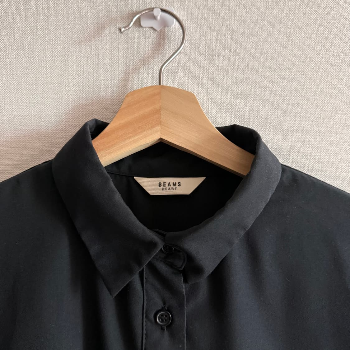빔즈 하트 플리츠 셔츠 블랙 상품이미지2