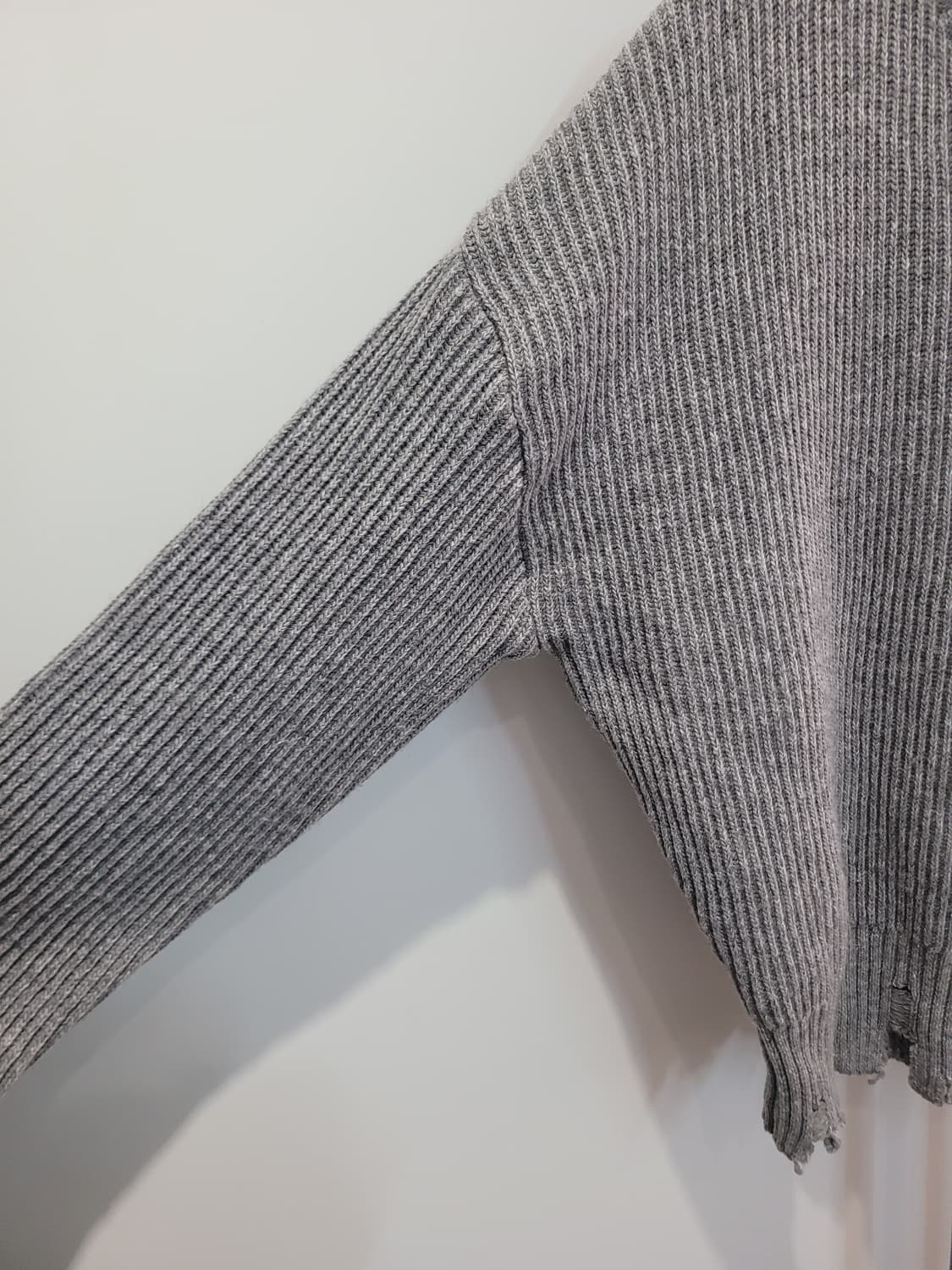 우알롱 브이넥 데미지 니트 그레이 S사이즈 상품이미지5