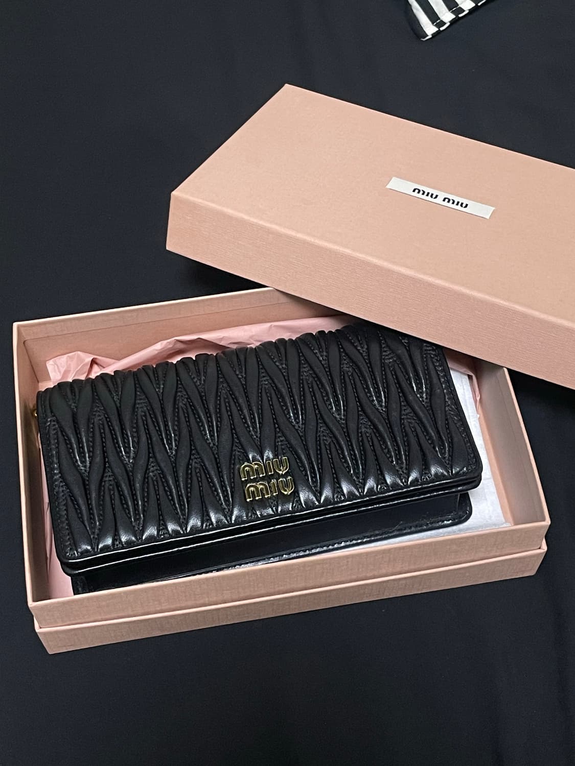 미우미우 마테라쎄 나파 체인 크로스백 블랙 상품이미지1