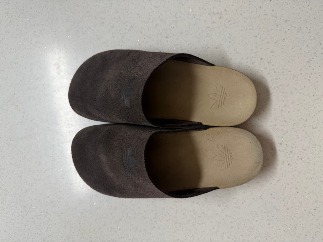 아디다스 아디뮬 슬라이드 다크 브라운 다크 브라운 검 상품이미지1