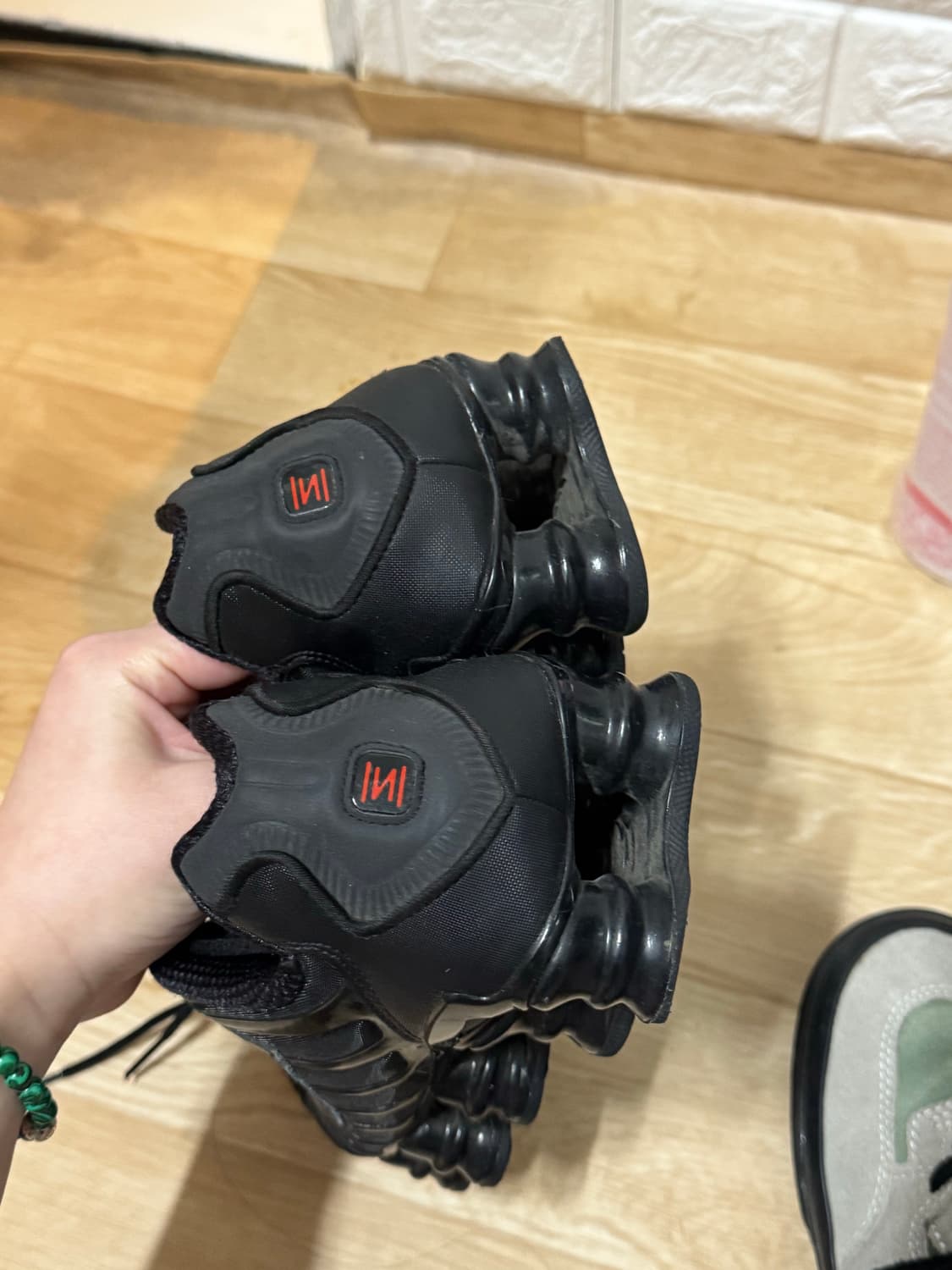 우먼 나이키 샥스 TL 블랙 앤 맥스 오렌지 상품이미지4