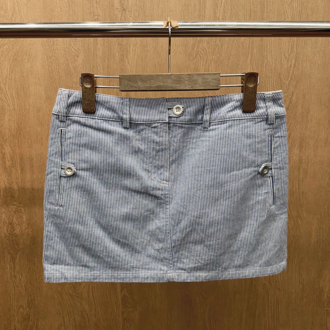 아페쎄 미니 스커트 히코리 스트라이프 패턴 포켓 버튼 디테일 블루 상품이미지2