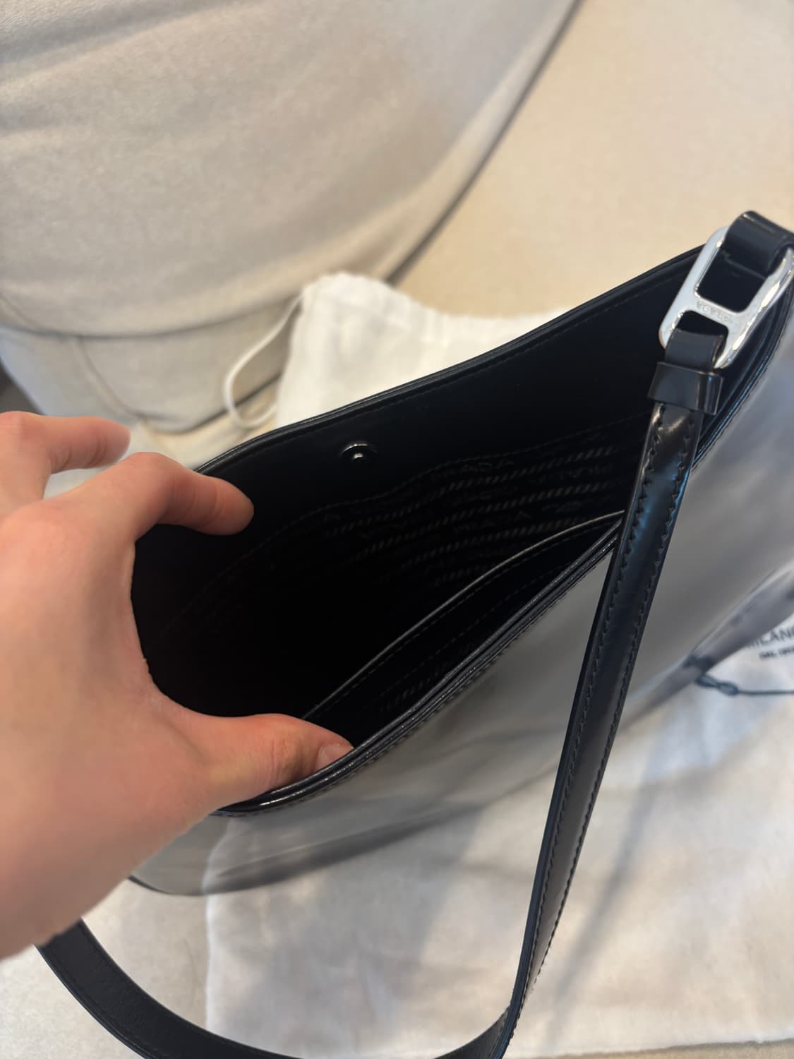 프라다 클레오 브러시드 레더 숄더백 상품이미지9