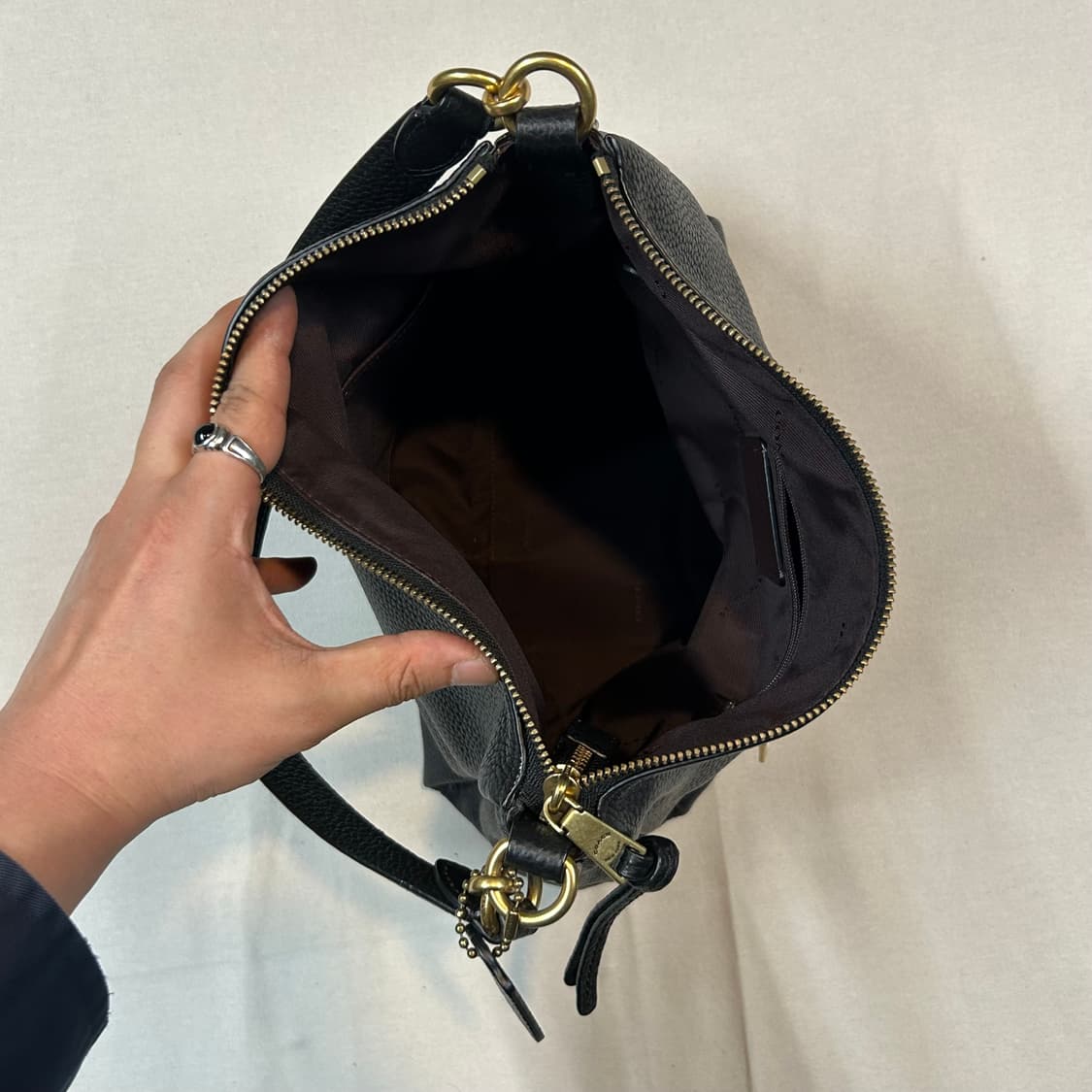 코치 COACH 블랙 페블 레더 숄더백 호보백 가방 상품이미지6