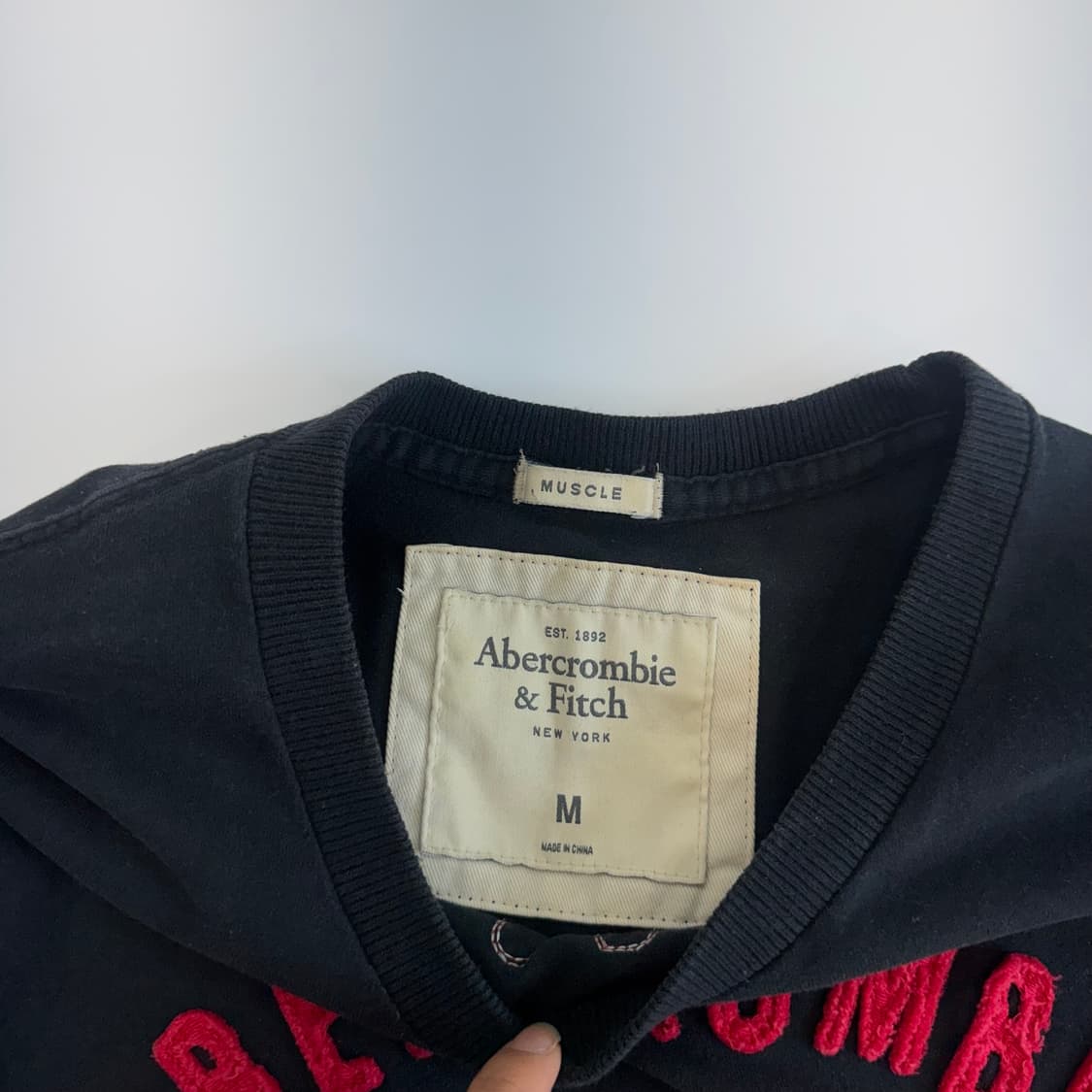 Abercrombie 아베크롬비 레드 스펠아웃로고 블랙 반팔  상품이미지5