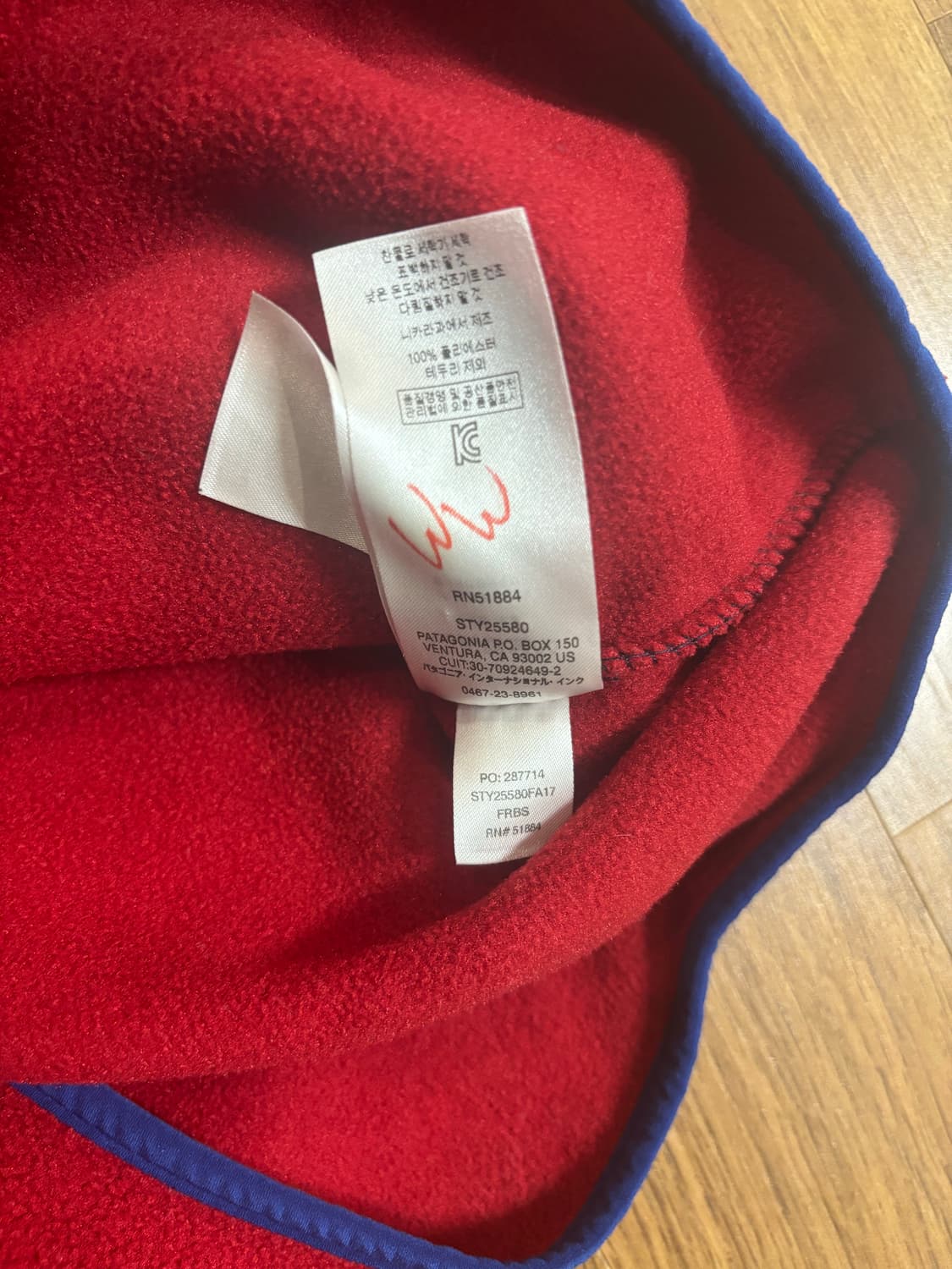 파타고니아 신칠라 네이비 레드 켄달제너 착용제품 M사이즈 판매합니다. 상품이미지8