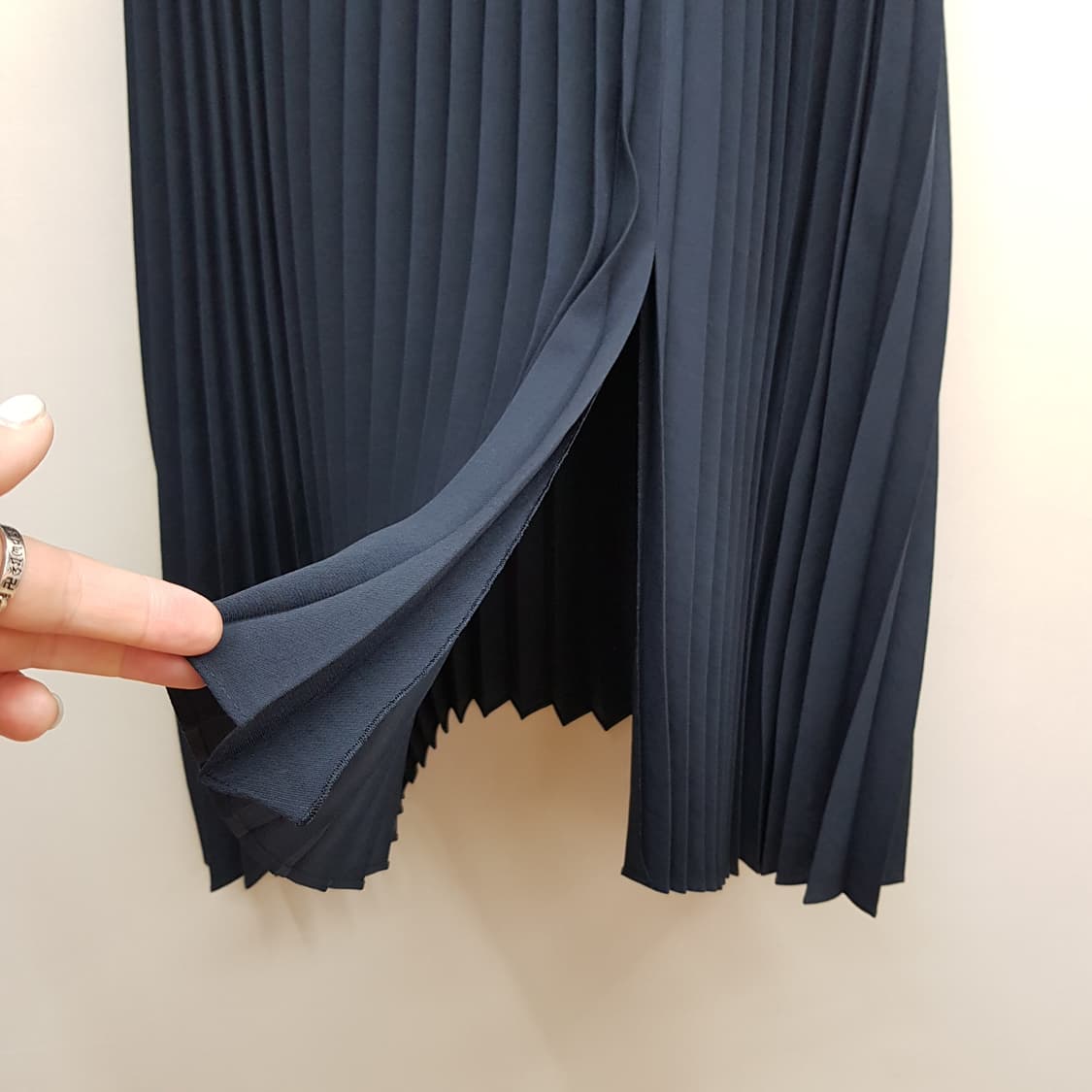 구호(KUHO) 2022 플리츠 언발 롱 스커트 4사이즈 상품이미지3