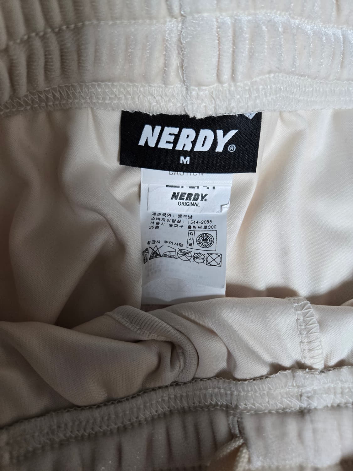 널디(Nerdy)  DNA 블록 벨벳 트랙 팬츠 크림 색상 상품이미지3