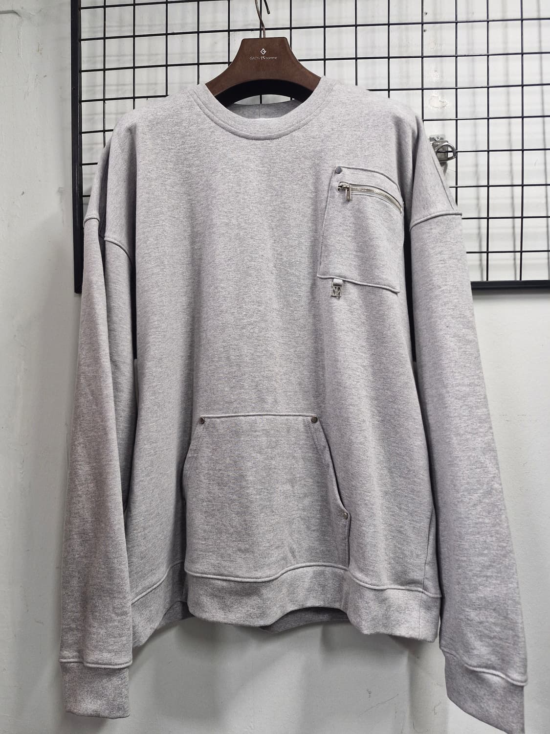 110XXL 트리밍버드 멀티포켓 오버핏 맨투맨 (회색) 상품이미지1