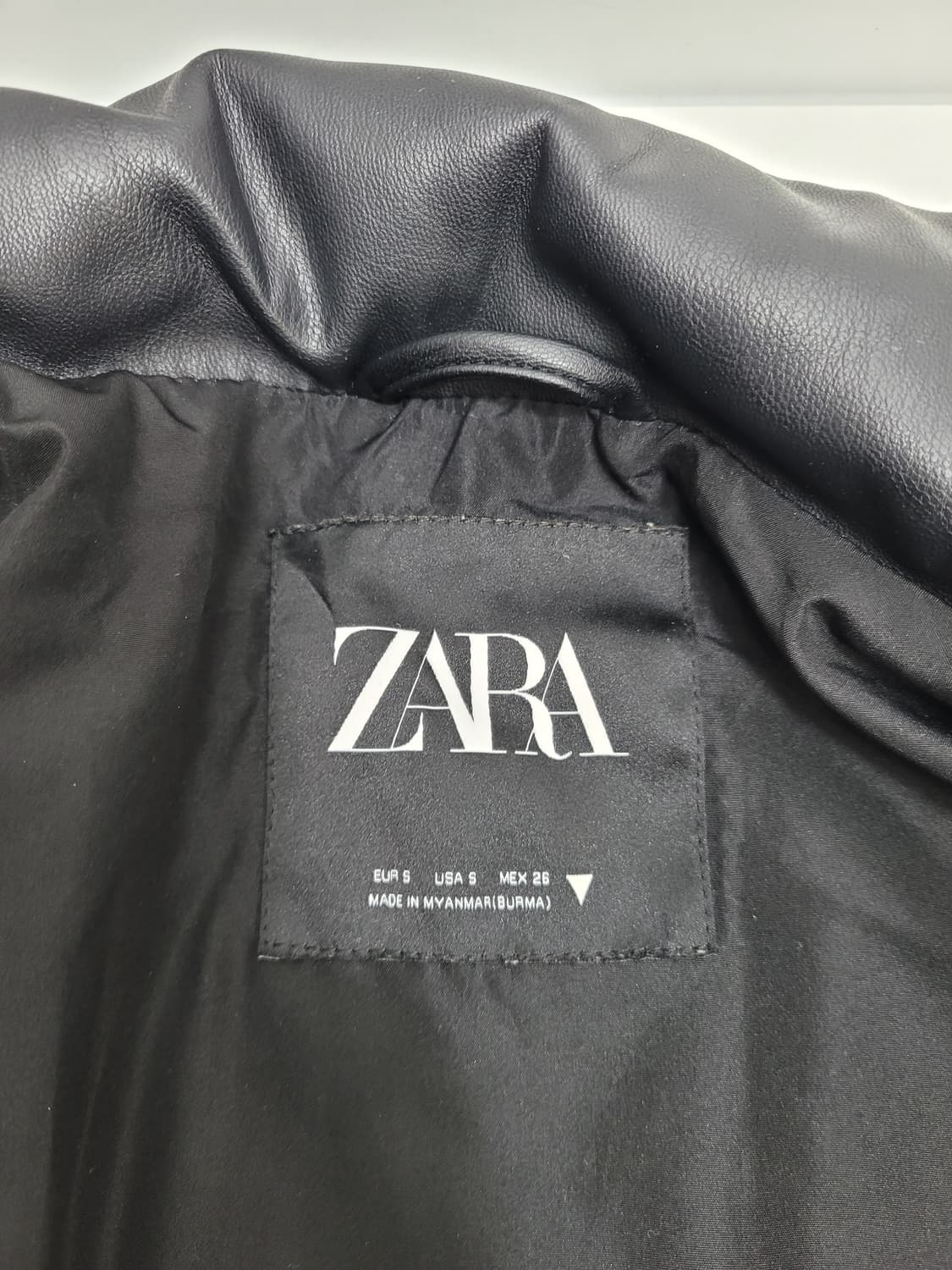 ZARA 자라 페이크 레더 푸퍼 패딩 점퍼 / 여 S 블랙
 상품이미지8