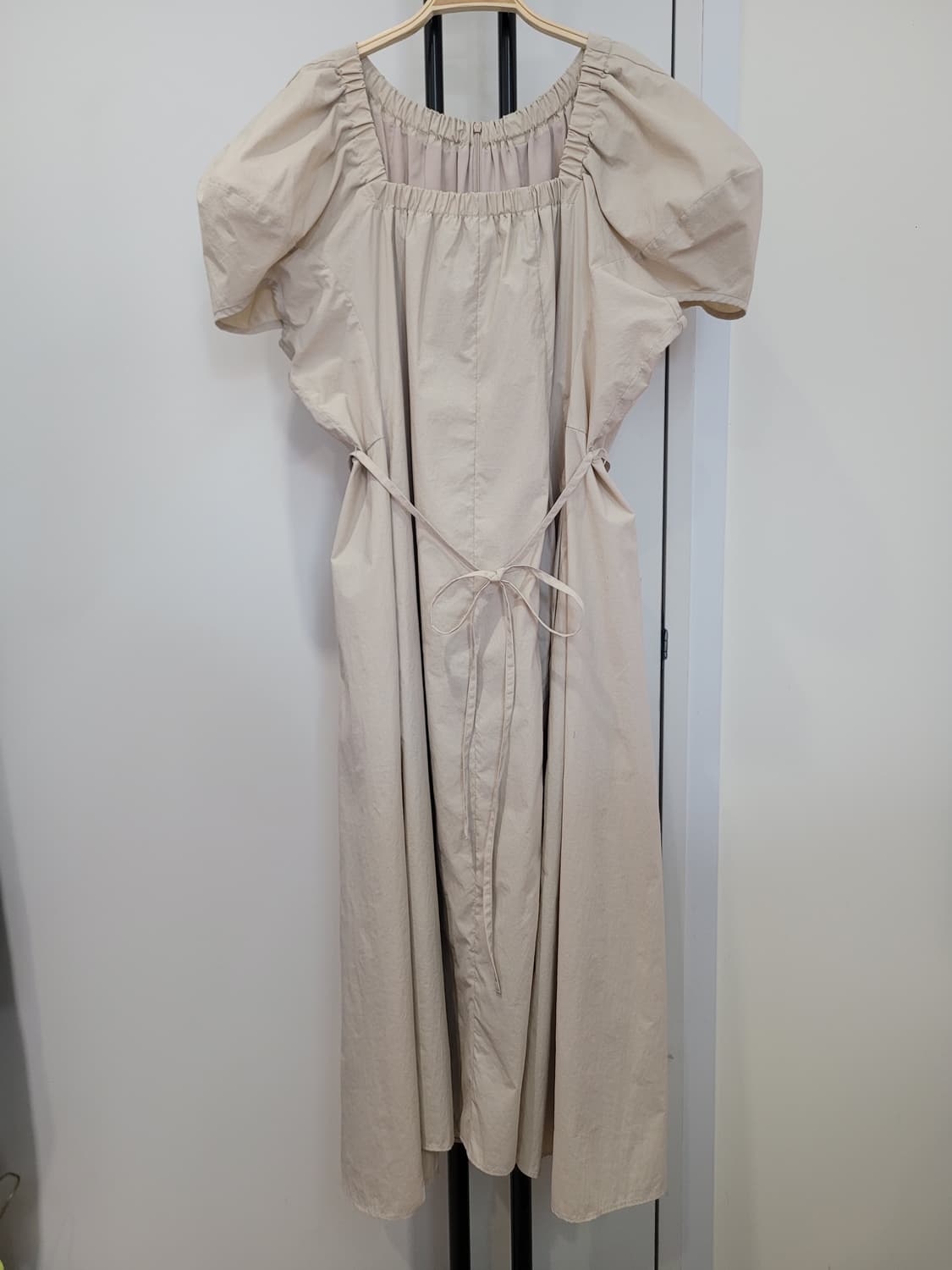 에트몽 라인 디테일 퍼프소매 드레스롱원피스 베이지 55~77 프리사이즈 상품이미지3