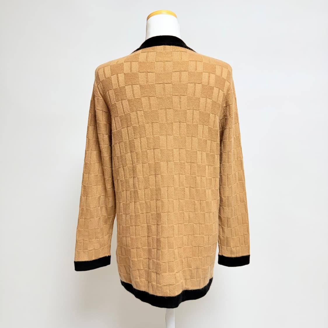 [캐시미어 100%] 카멜 × 블랙 배색 금장 버튼 가디건 상품이미지3