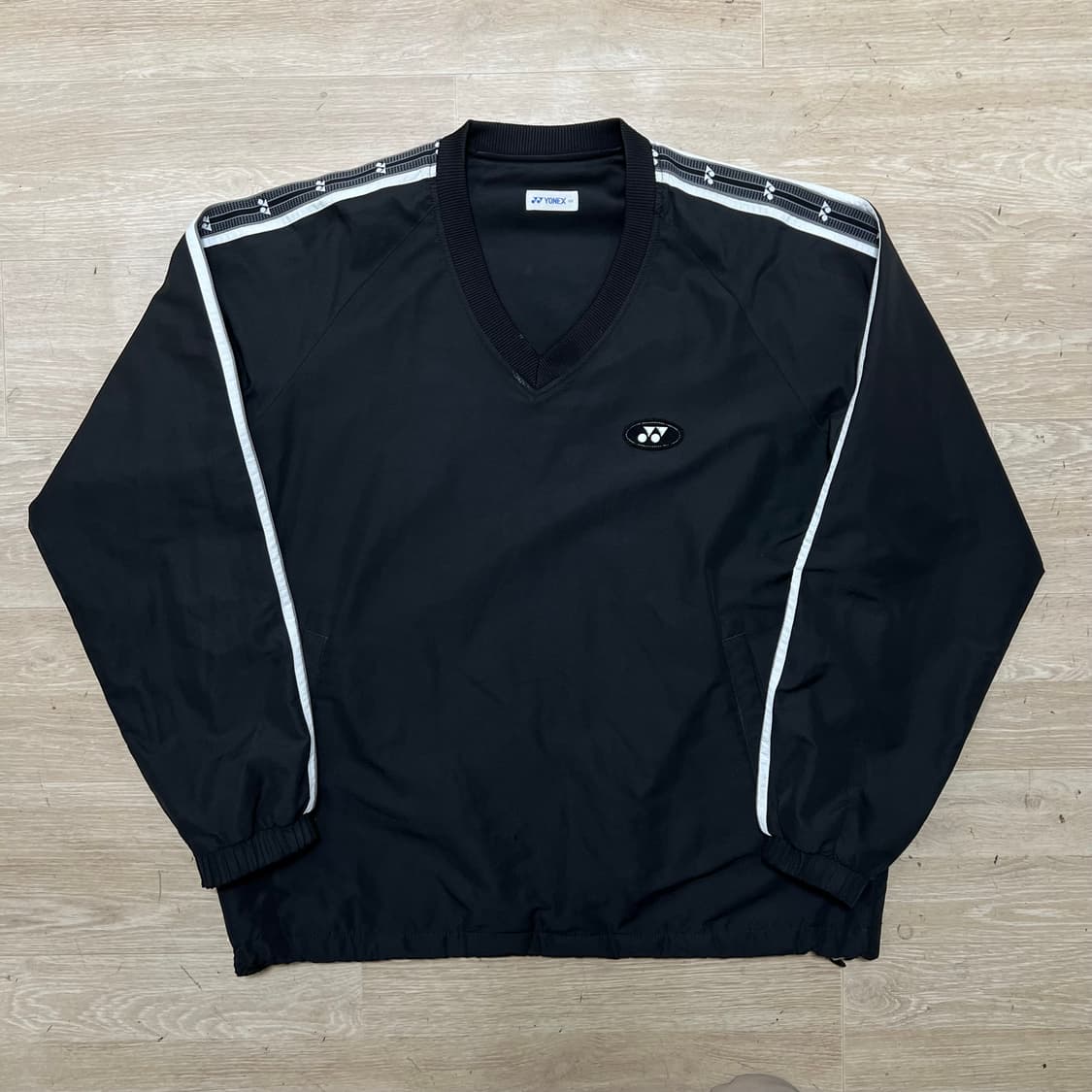 요넥스 사이드라인 테이핑 브이넥 바람막이 웜업 풀오버 [블랙] L/100 상품이미지1
