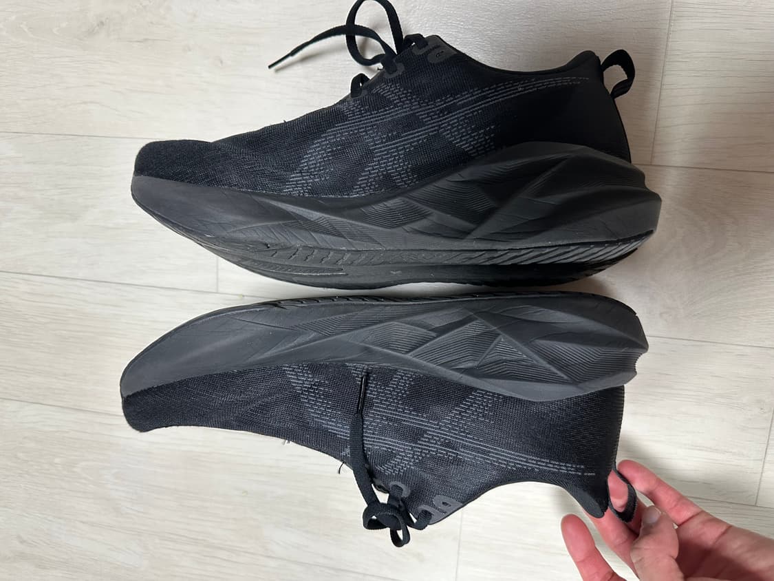 아식스 노바블라스트5 올블랙 와이드 285 상품이미지2