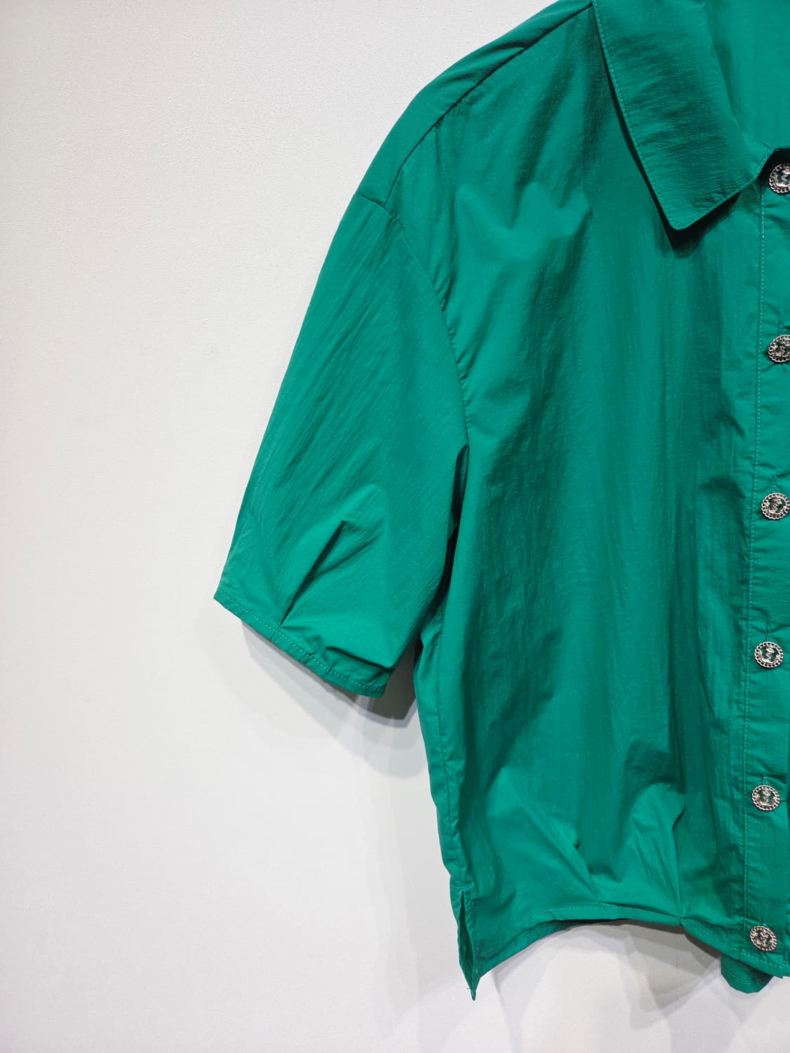 AK ANNE KLEIN 그린 포켓 크롭 반팔 셔츠 상품이미지3