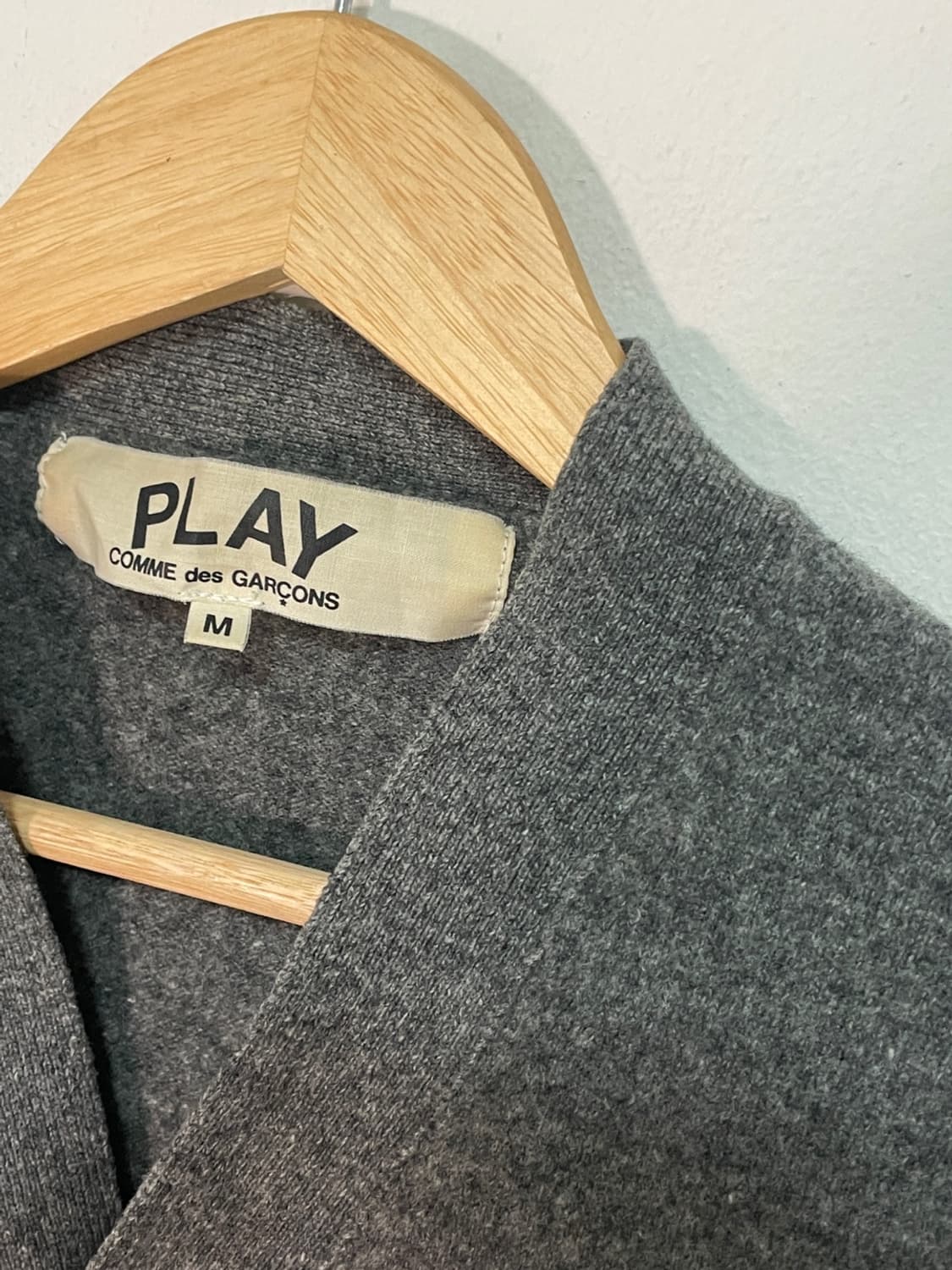 꼼데가르송 차콜 레드와펜 가디건 상품이미지6