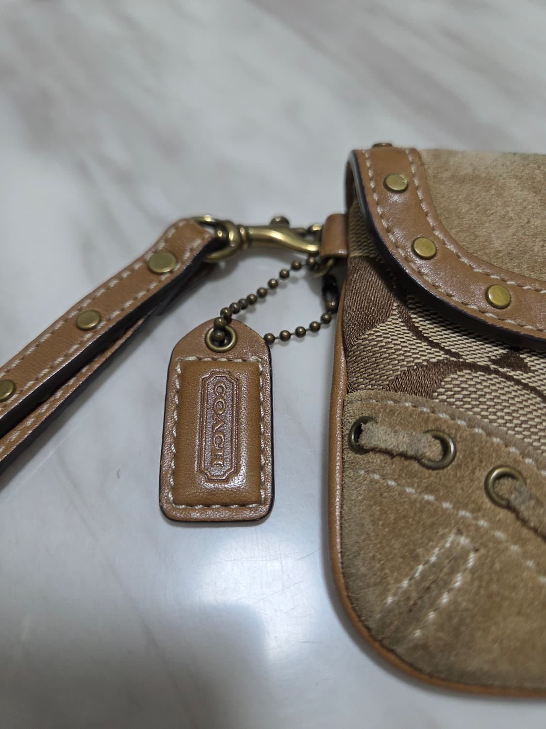 코치 소호 스웨이드 시그니쳐 미니백 상품이미지3