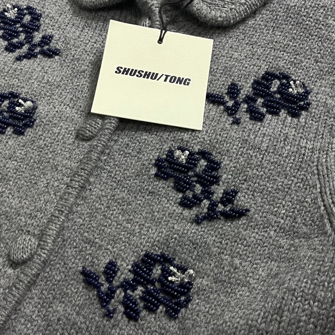 [8]슈슈통 25fw 자수 비즈 가디건/그레이 상품이미지3