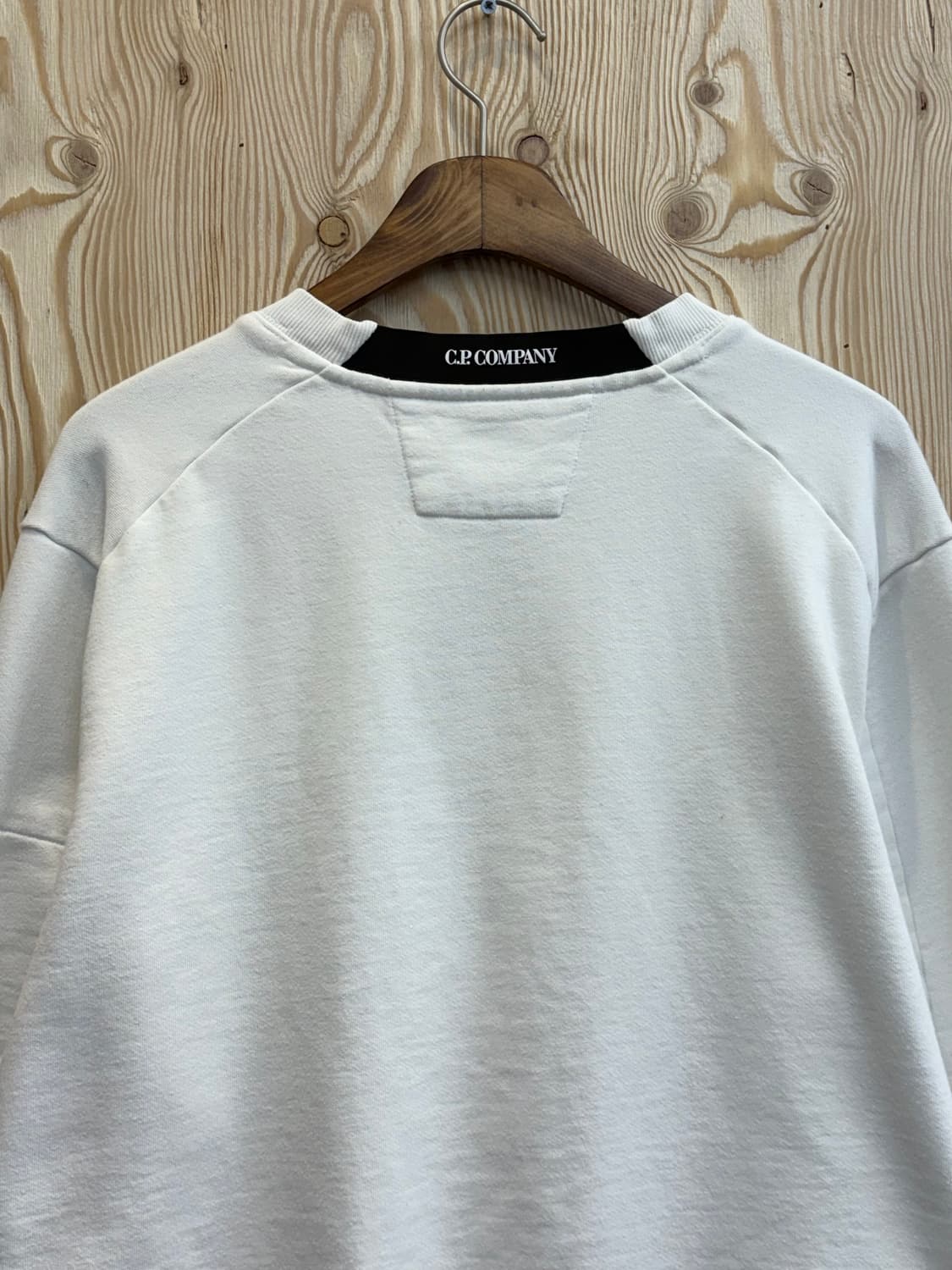 C.P. 컴퍼니 다이애그널 레이즈드 렌즈 와펜 맨투맨 상품이미지4