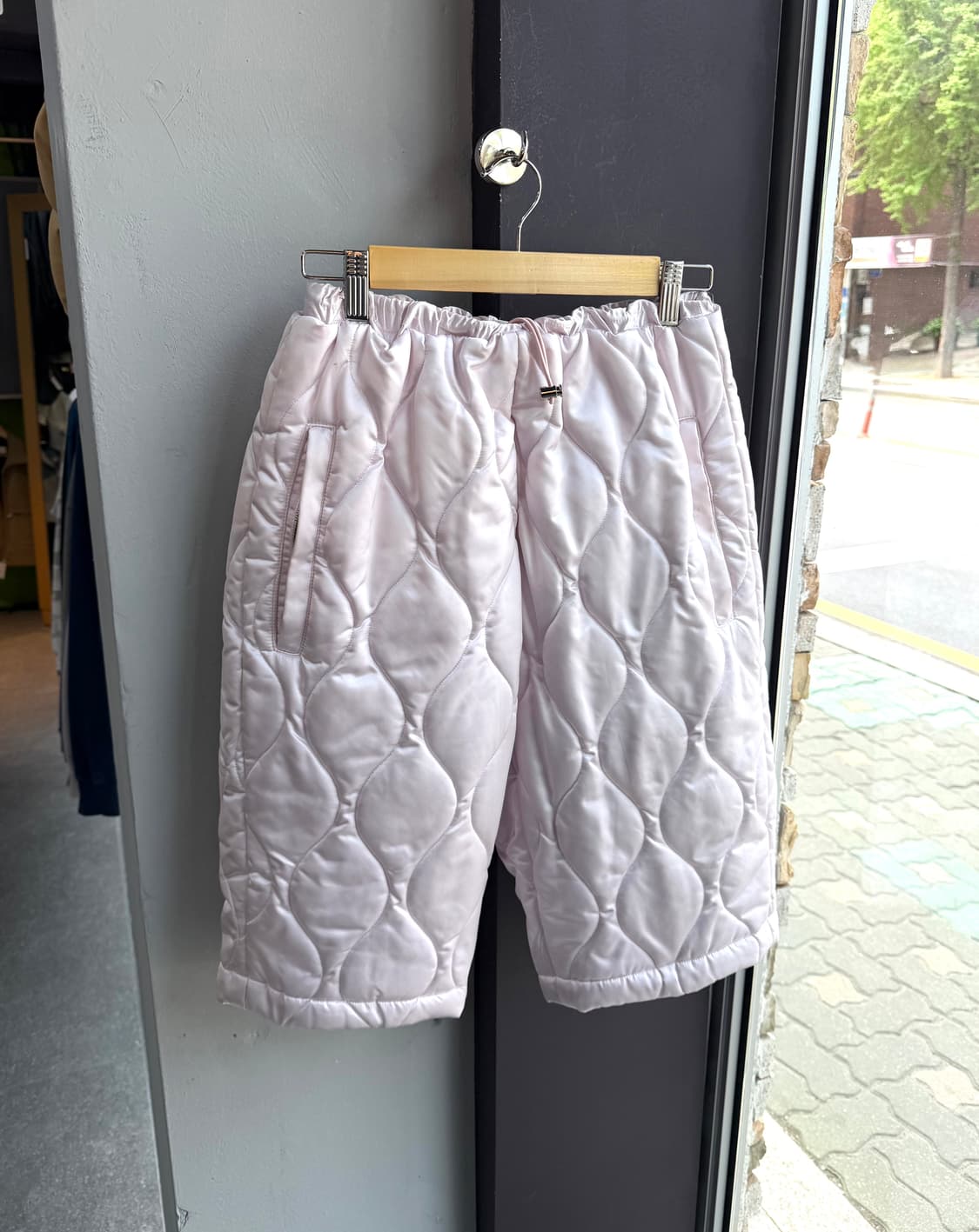 40/ 미우미우 퀄팅패딩 7부 백로고 팬츠 상품이미지4